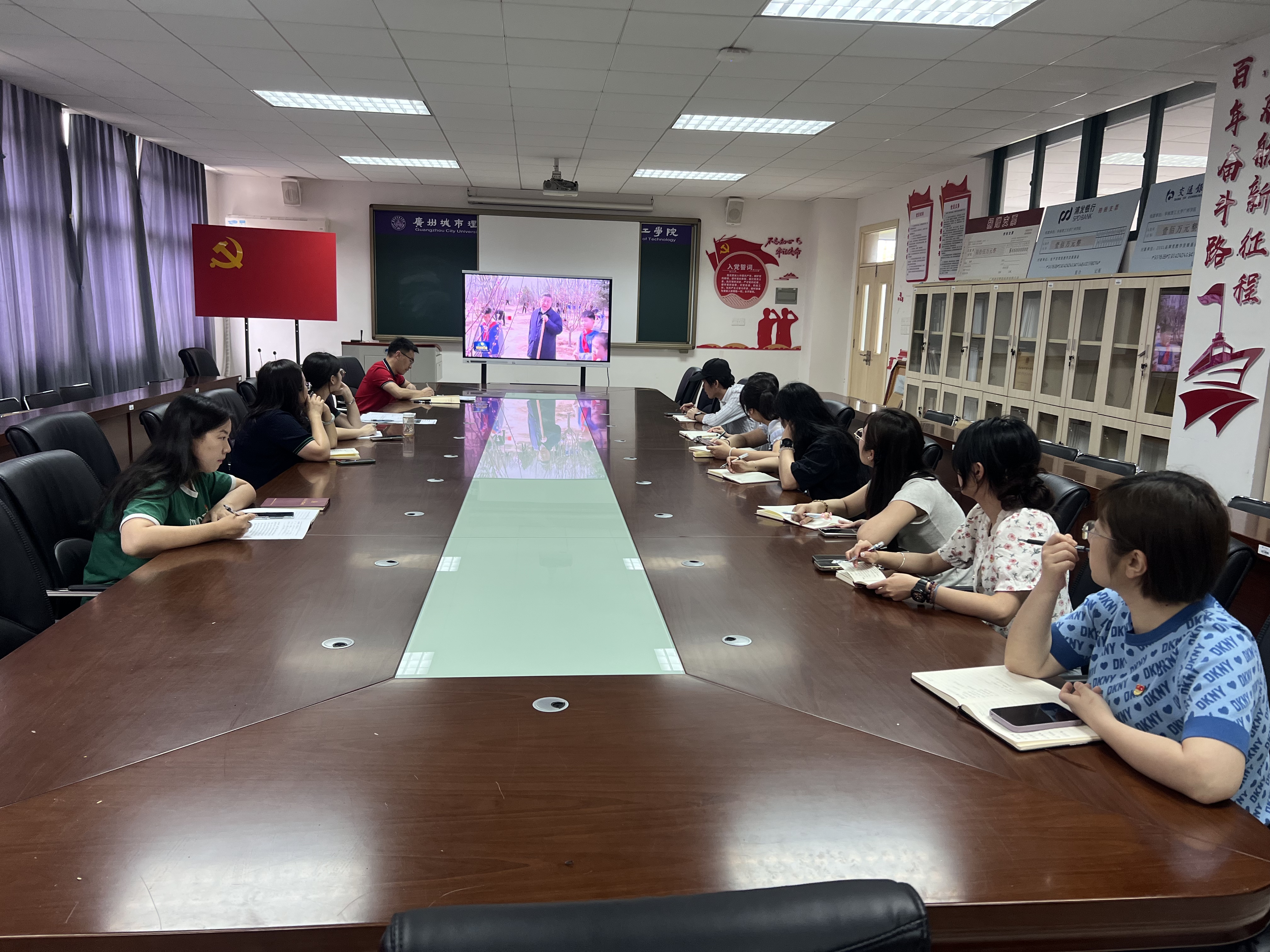 2025.04.25珠宝学院教工第三党支部召开中央八项规定学习会 (1)