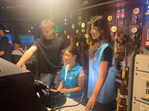 宣讲团成员沉浸式体验《蛟龙行动》片场设备操作 宣讲团成员沉浸式体验《蛟龙行动》片场设备操作