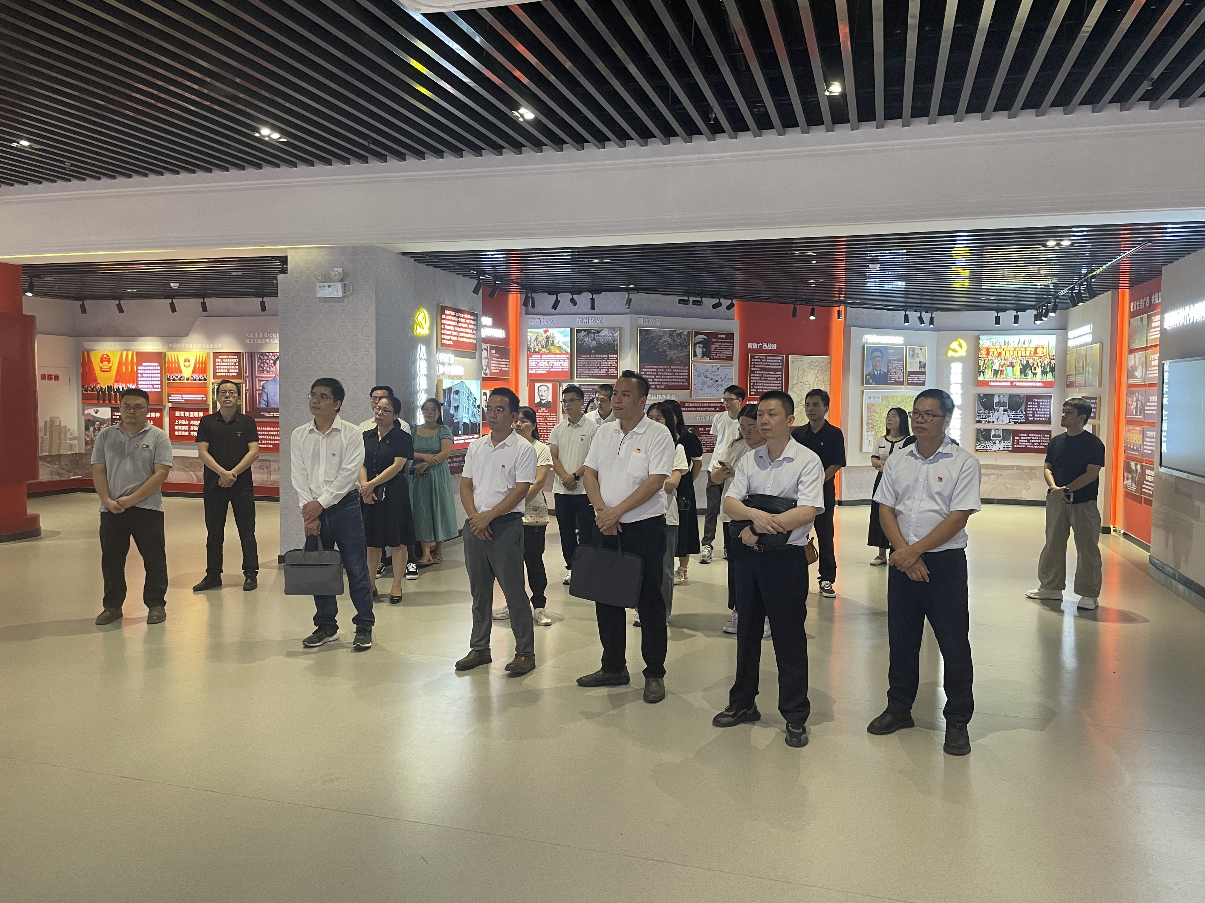图1：与会党员在广西职业技术学院党性教育中心参观学习，深入了解党的百年奋斗历程和广西红色发展脉络，切实增强党性修养与使命担当