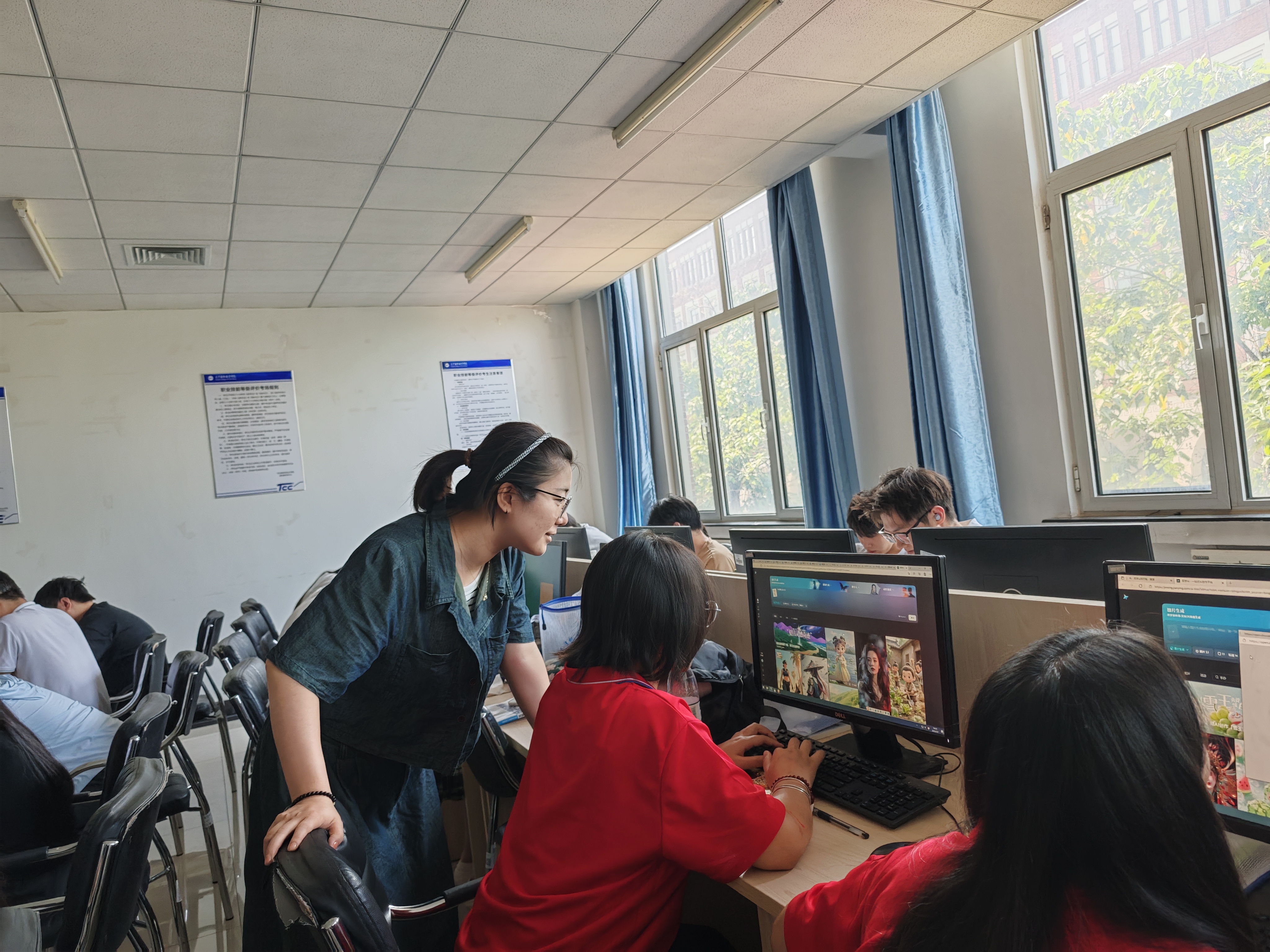 图2党员教师培训指导剪辑。培训启动伊始，物流管理党支部组织全体党员组成“先锋服务队”，全面下沉培训一线。党员们既是组织者、服务者，更是学习的先行者和技能的传授者。他们率先完成课程内容消化，随时为学员排解操作难题，从账号搭建、内容策划、直播流程设计到平台规则解读、数据分析，党员们倾囊相授。他们用行动生动诠释“一名党员一面旗”，确保每位学员都能在“实战”中真正学懂弄通、掌握本领。