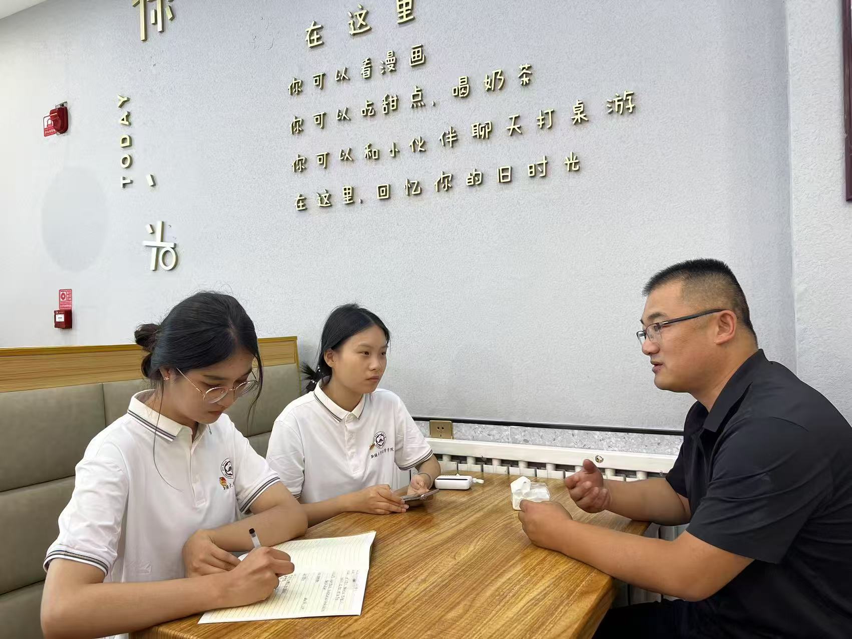 图2 师生和创业之星邱志强交流学习 图2 师生和创业之星邱志强交流学习