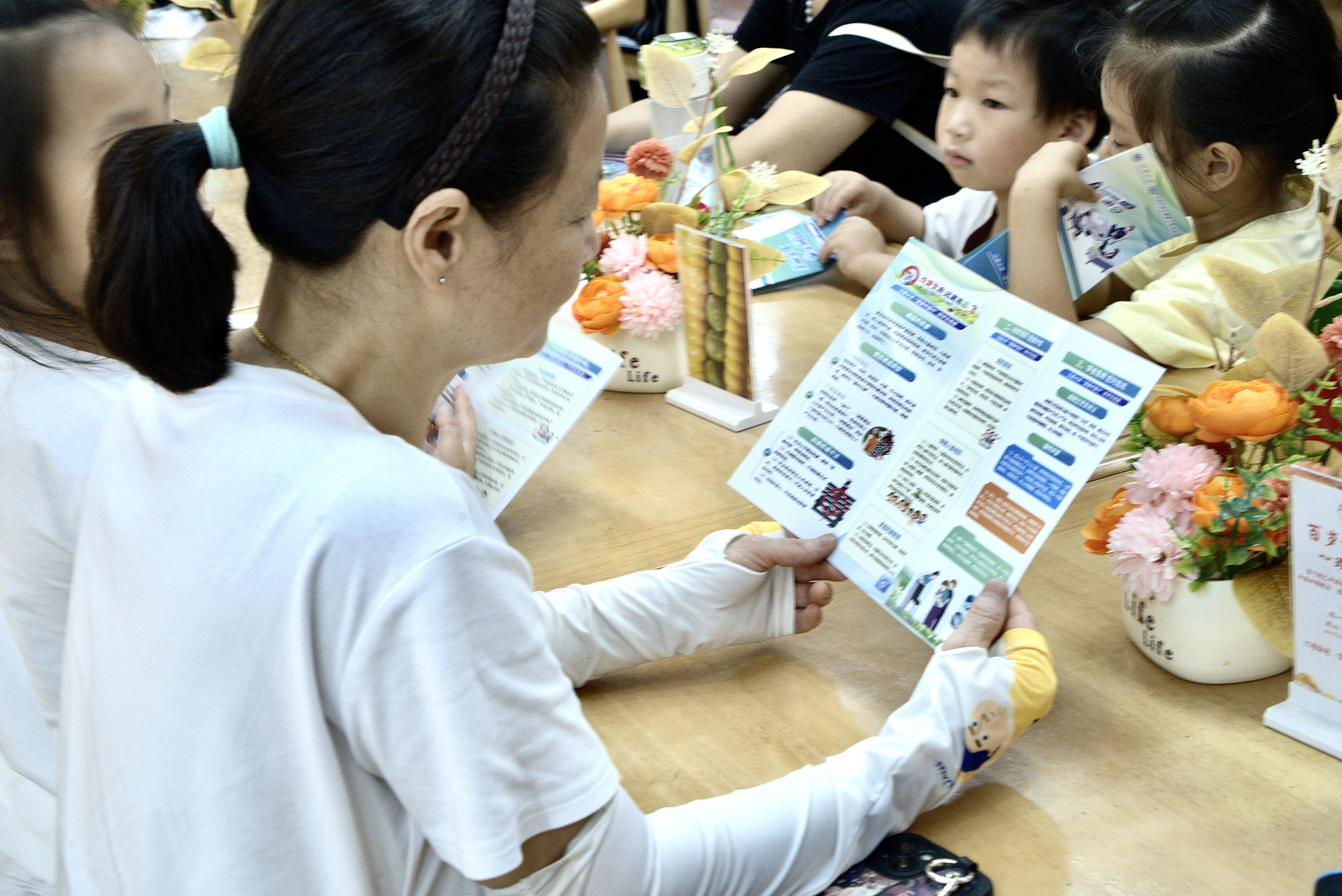 8发放科普宣传册