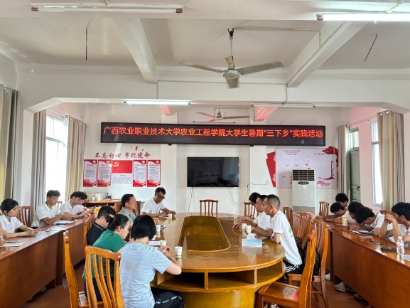 1.实践团与荔浦市农业农村局专家、校友座谈