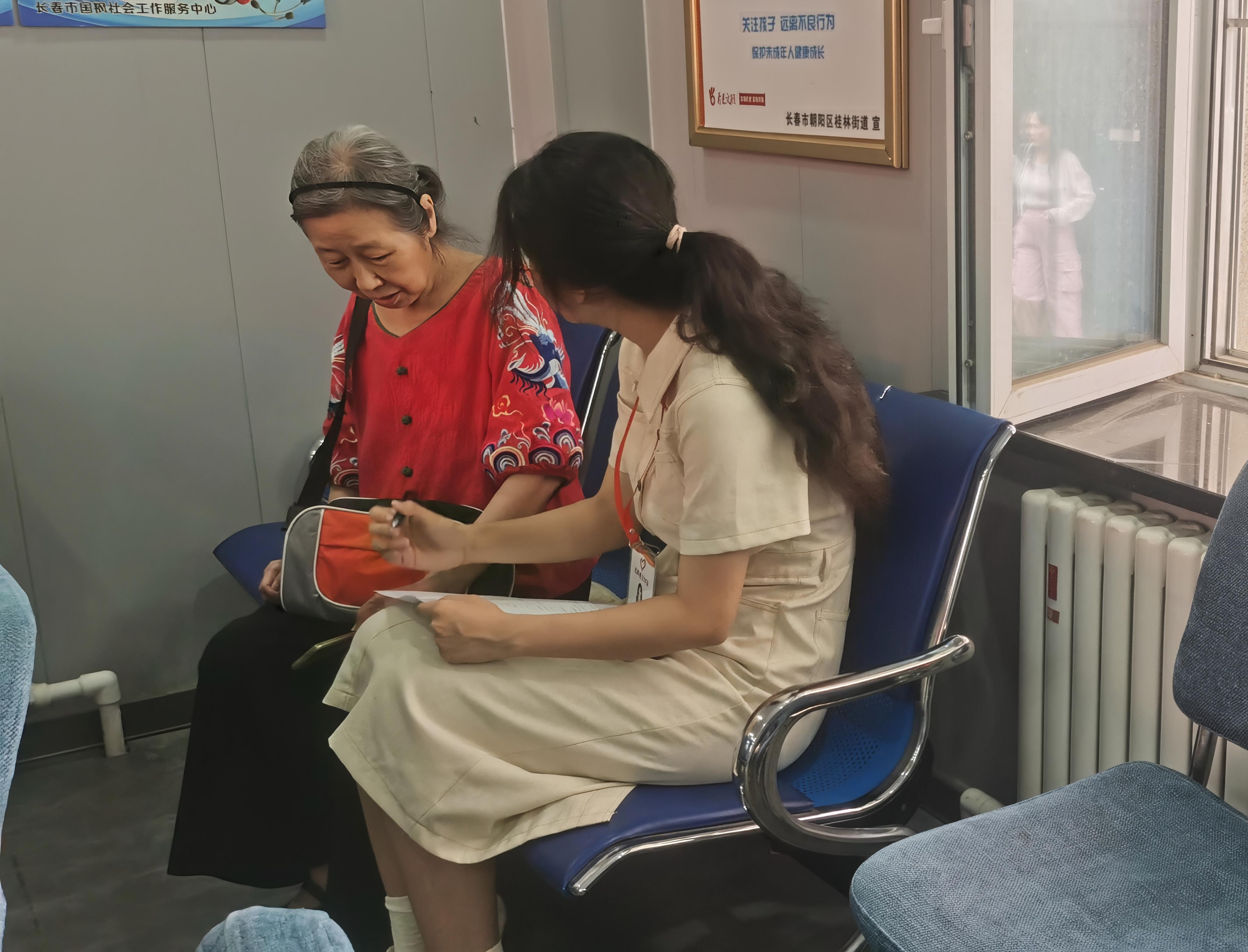 图4：7月16日志愿者同西康路西社区高知空巢老人谈话