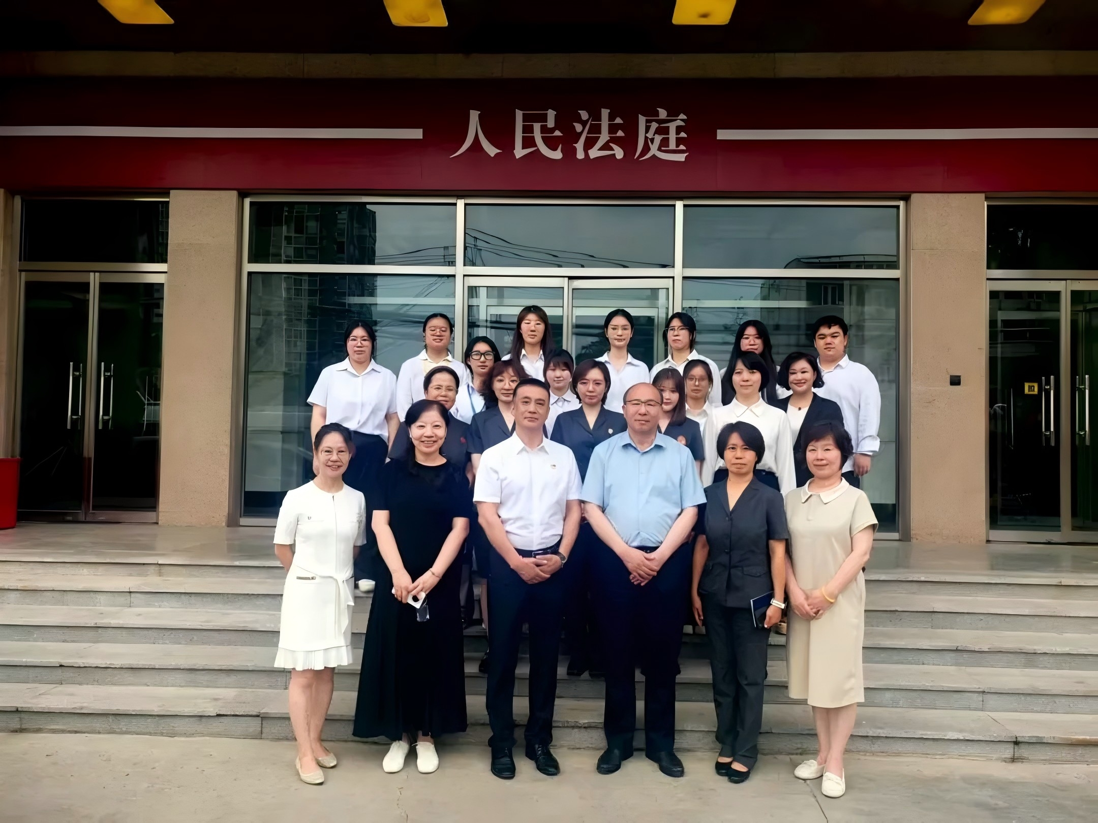 法律事务专业学生在酒仙桥人民法庭实训