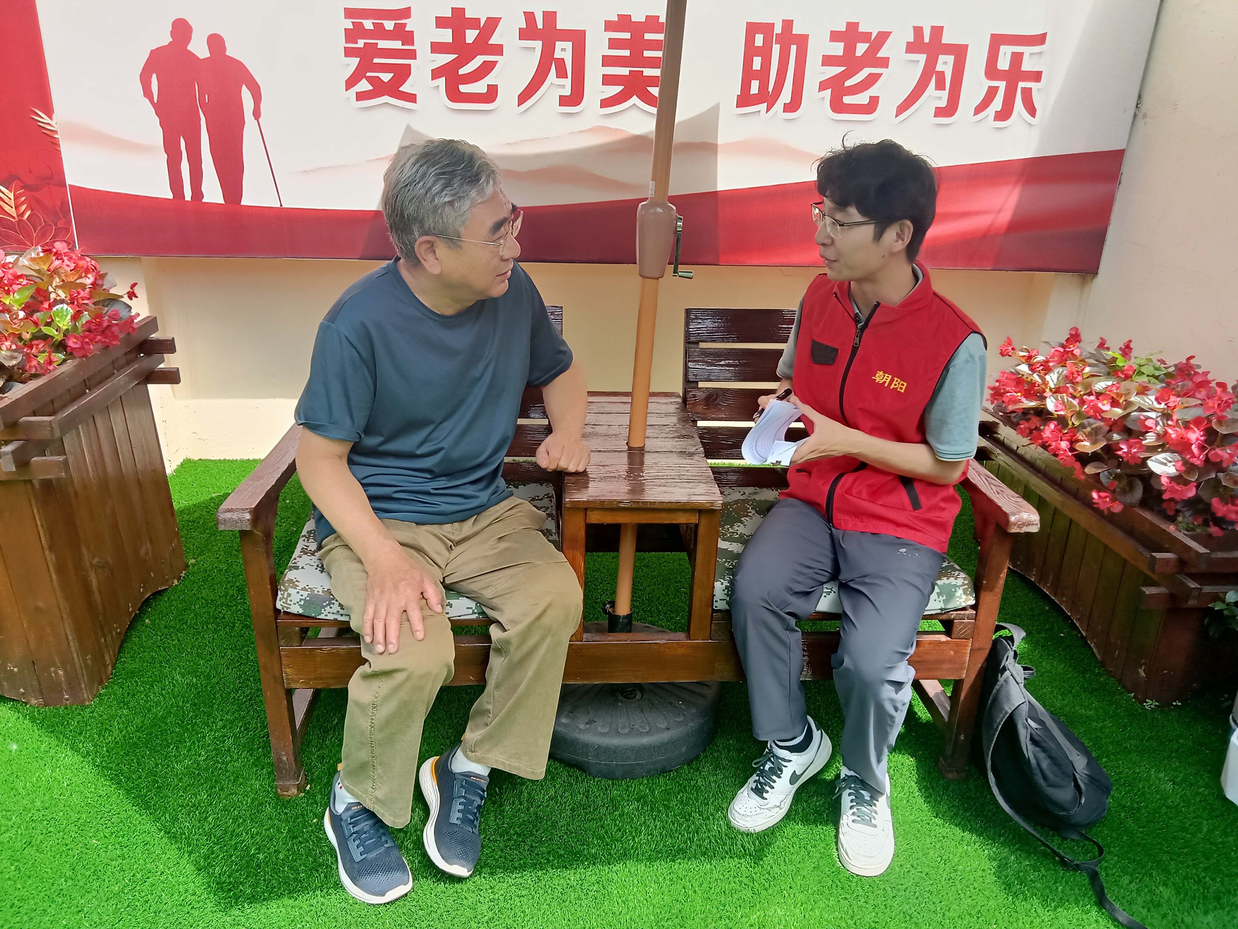 图2：6月20日志愿者同高知空巢老人谈话