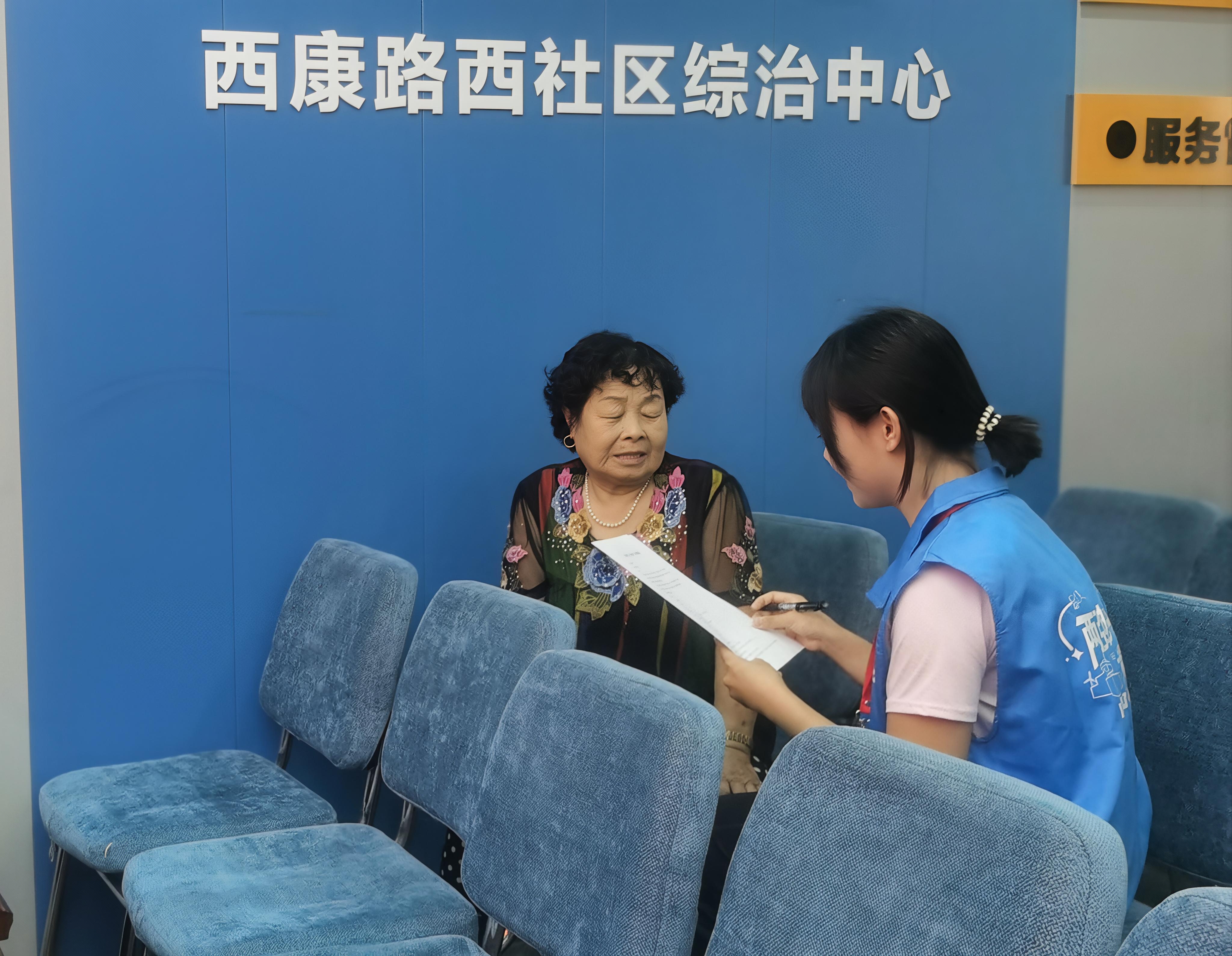 图3：7月16日志愿者同西康路西社区高知空巢老人谈话