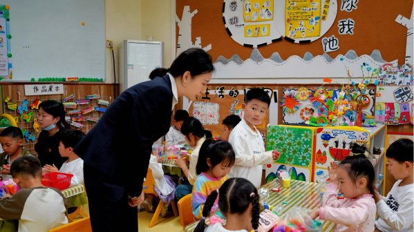 党建联建聚合力、红色故事润童心——学前教师党支部开展制作雷锋徽章美术活动