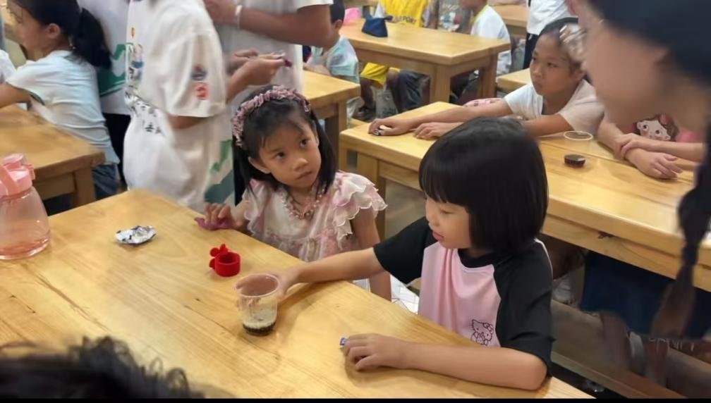 “可乐喷泉”实验吸引孩子们的目光
