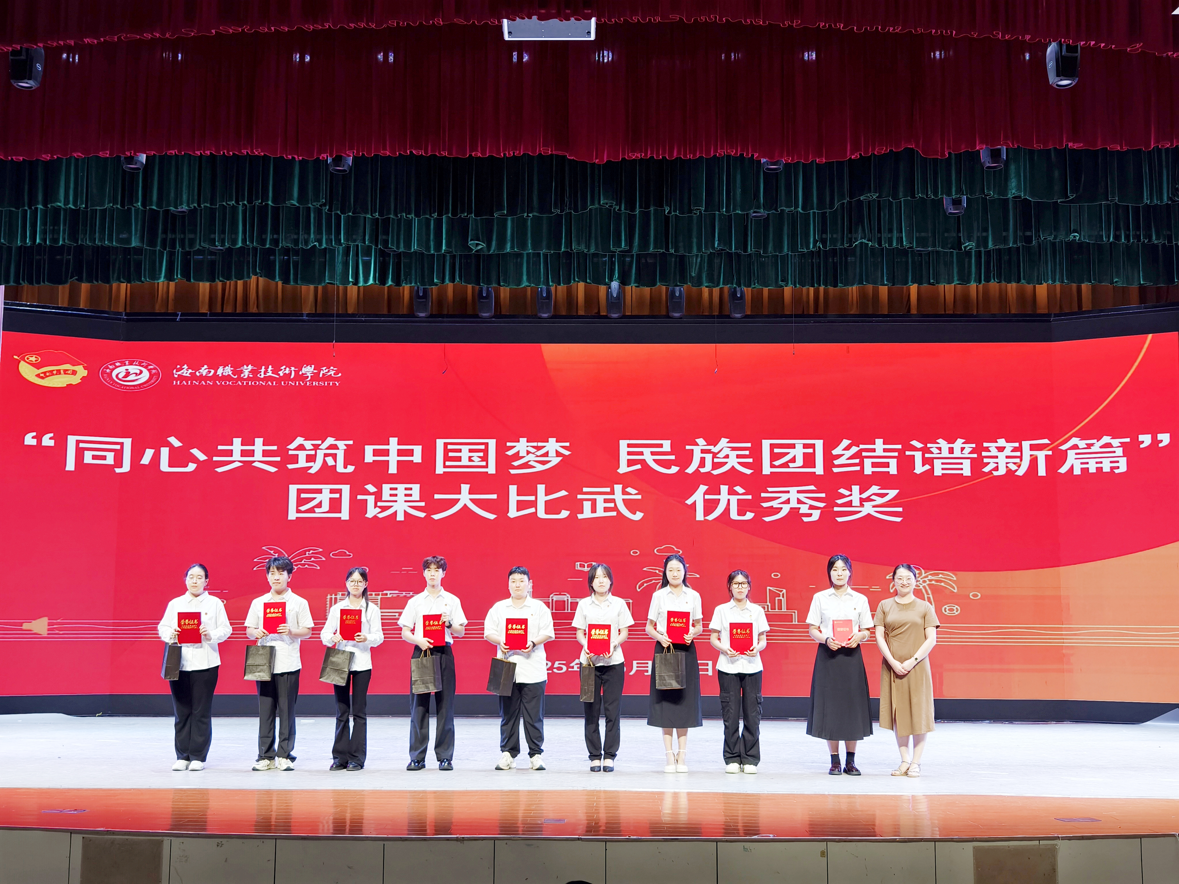 海职经管星火工作室负责人李映为优秀奖获奖选手颁奖