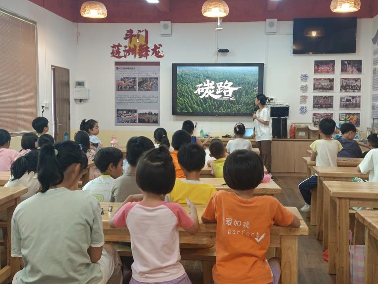 岭南师范学院“小小化学家 一起创未来”品牌活动课堂现场