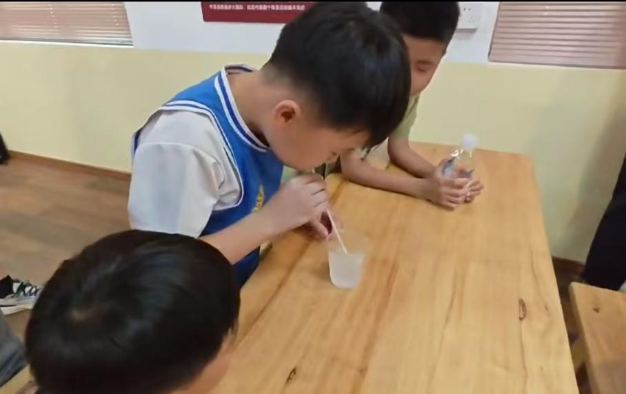 孩子们在品牌活动中亲手操作实验