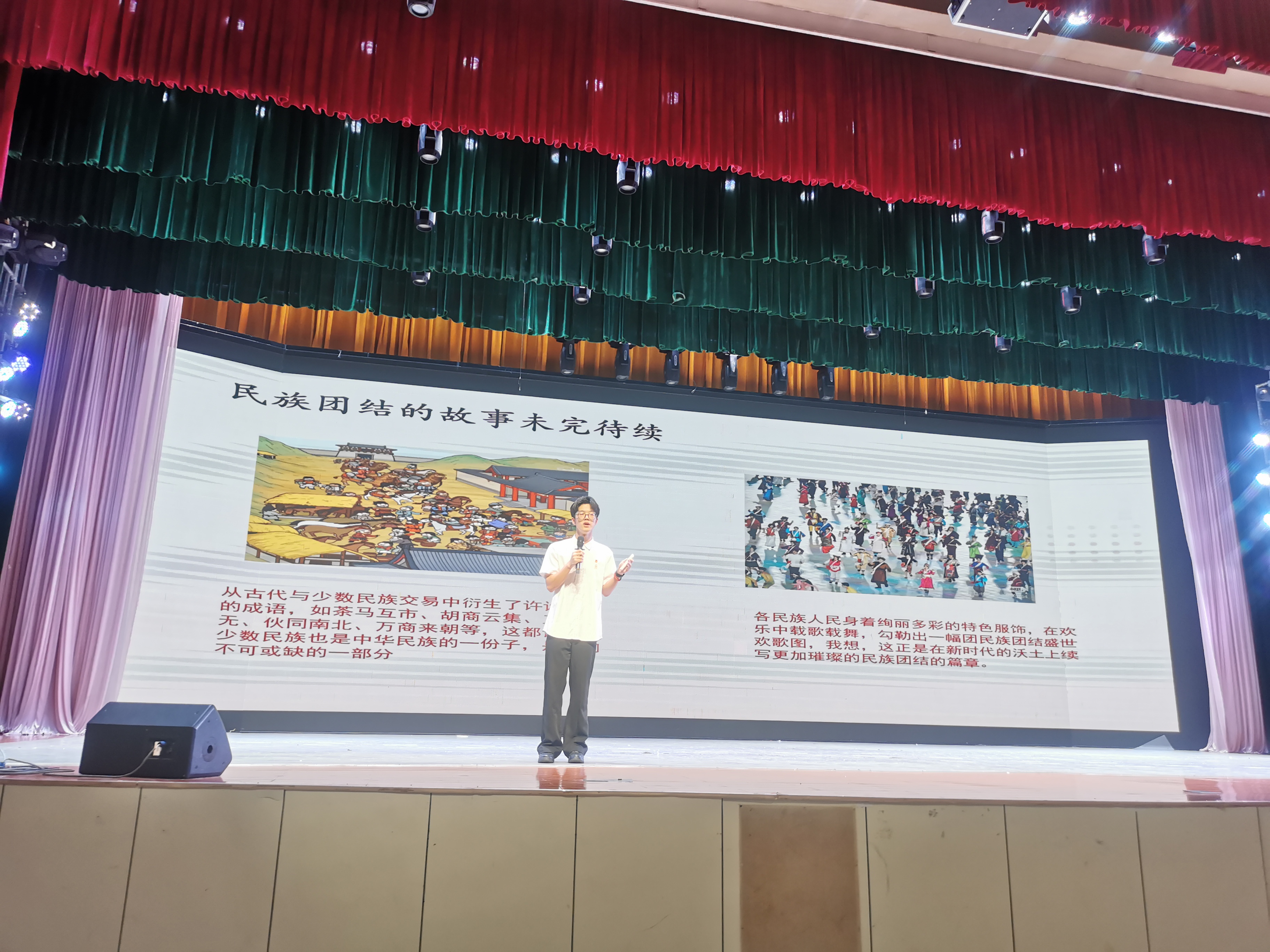 选手在台上进行团课宣讲