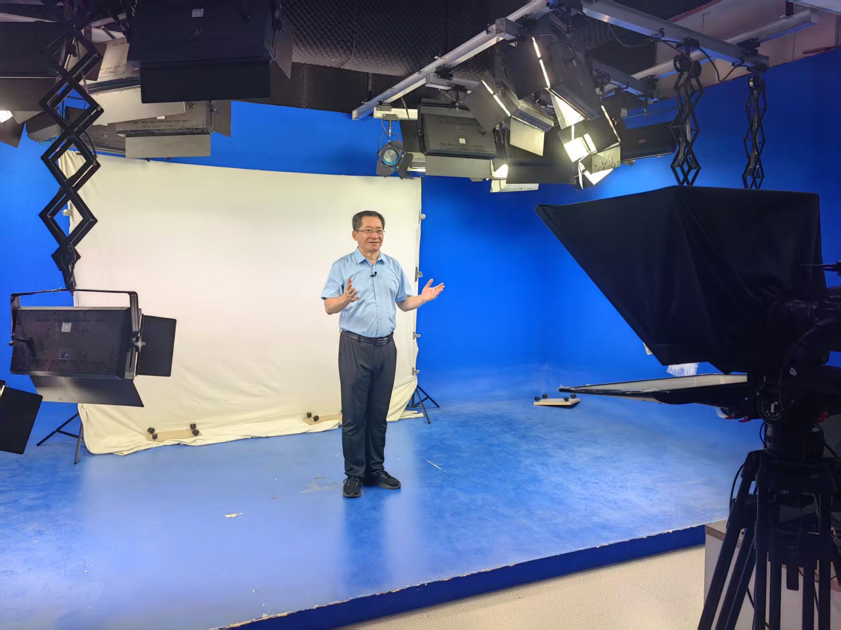 录制精品党课微视频2