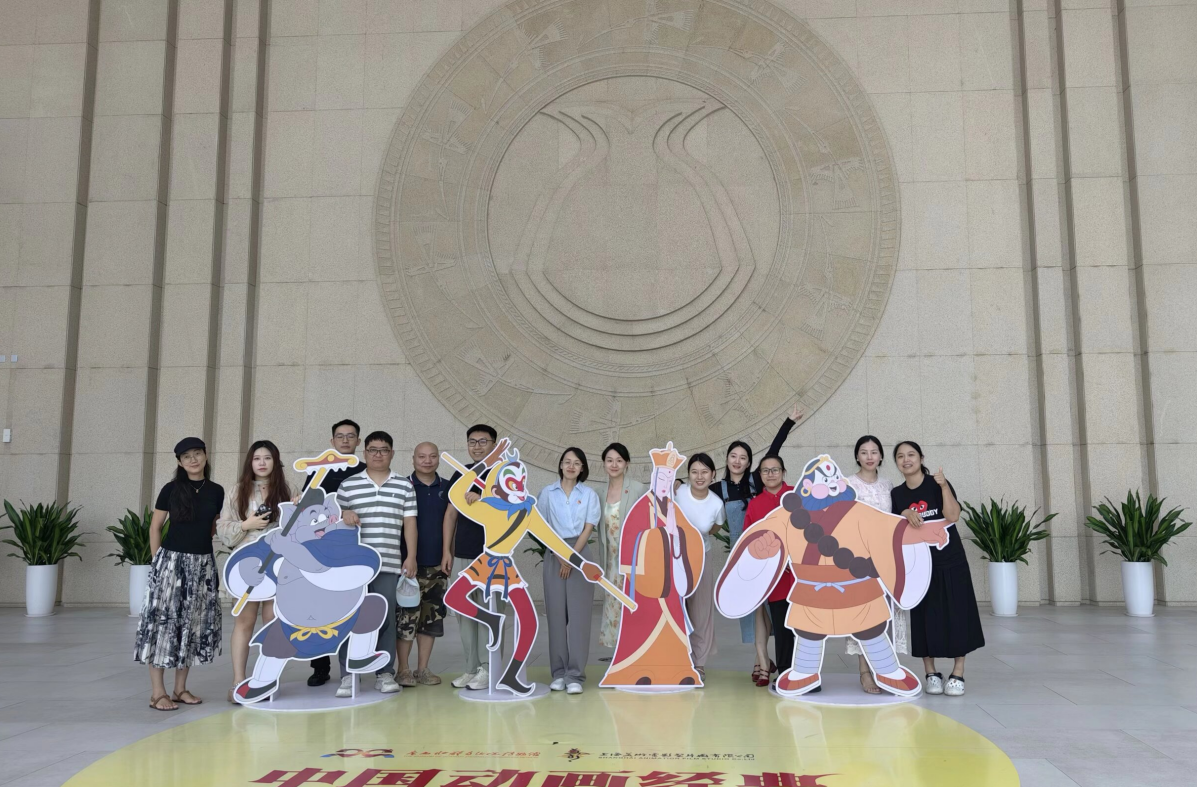 全体党员在《大闹天宫》主题背景前合影留念1