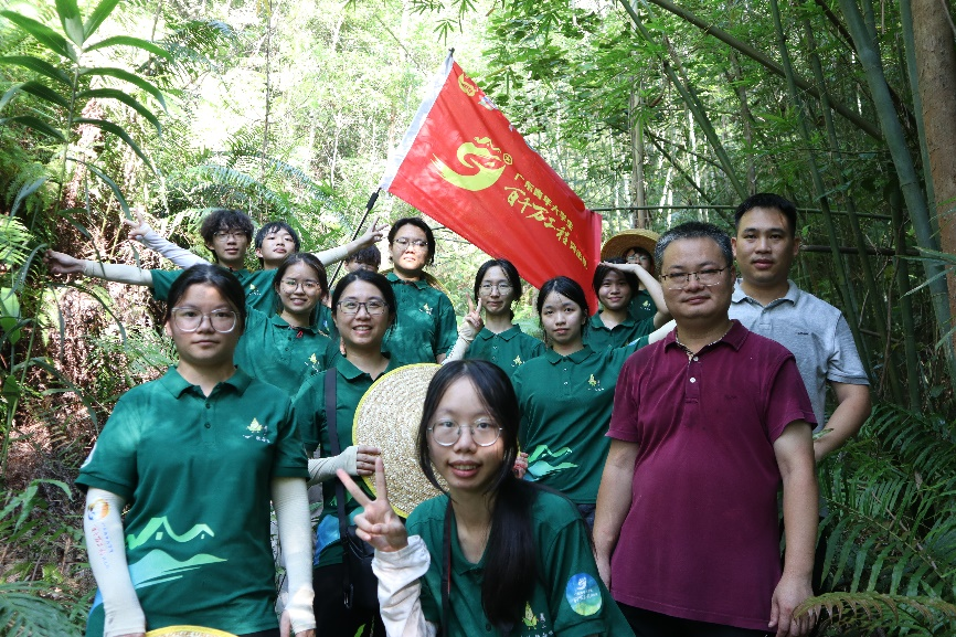 图7 突击队合影留念 图7 突击队合影留念