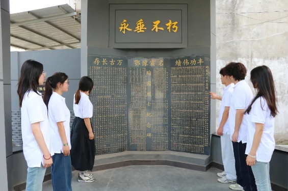 图片2-石河烈士陵园纪念碑