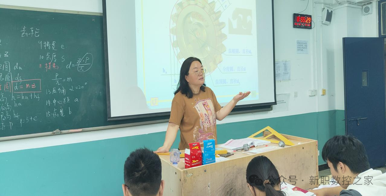 以平凡铸就不凡，用坚守静待芬芳——记机械制图教研室吕福玲老师的育人之路