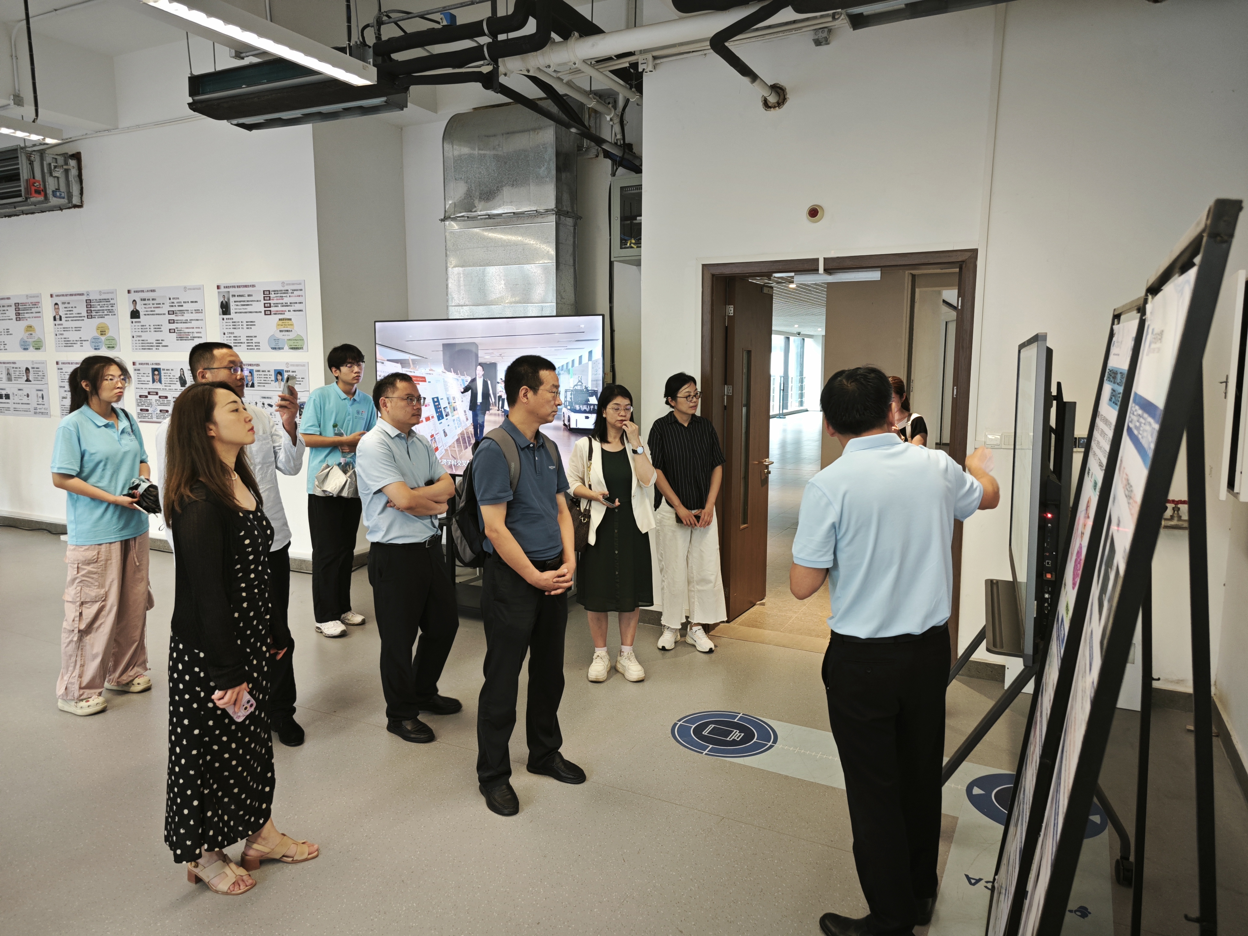 河海大学一行参观广州国际校区未来技术学院和吴贤铭智能工程学院 (3)