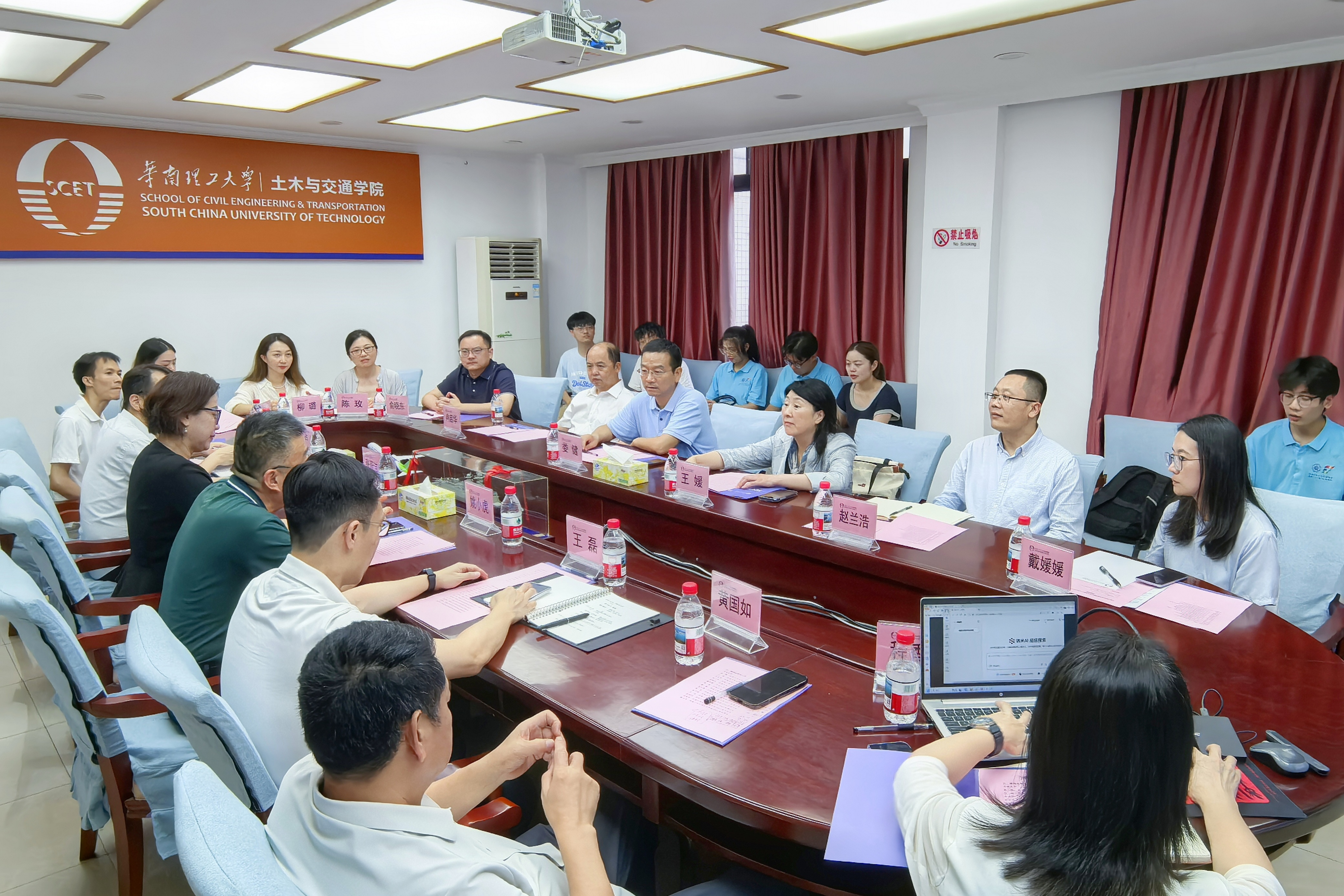 河海大学水利水电学院一行与华南理工大学土木与交通学院相关领导进行座谈 (3)