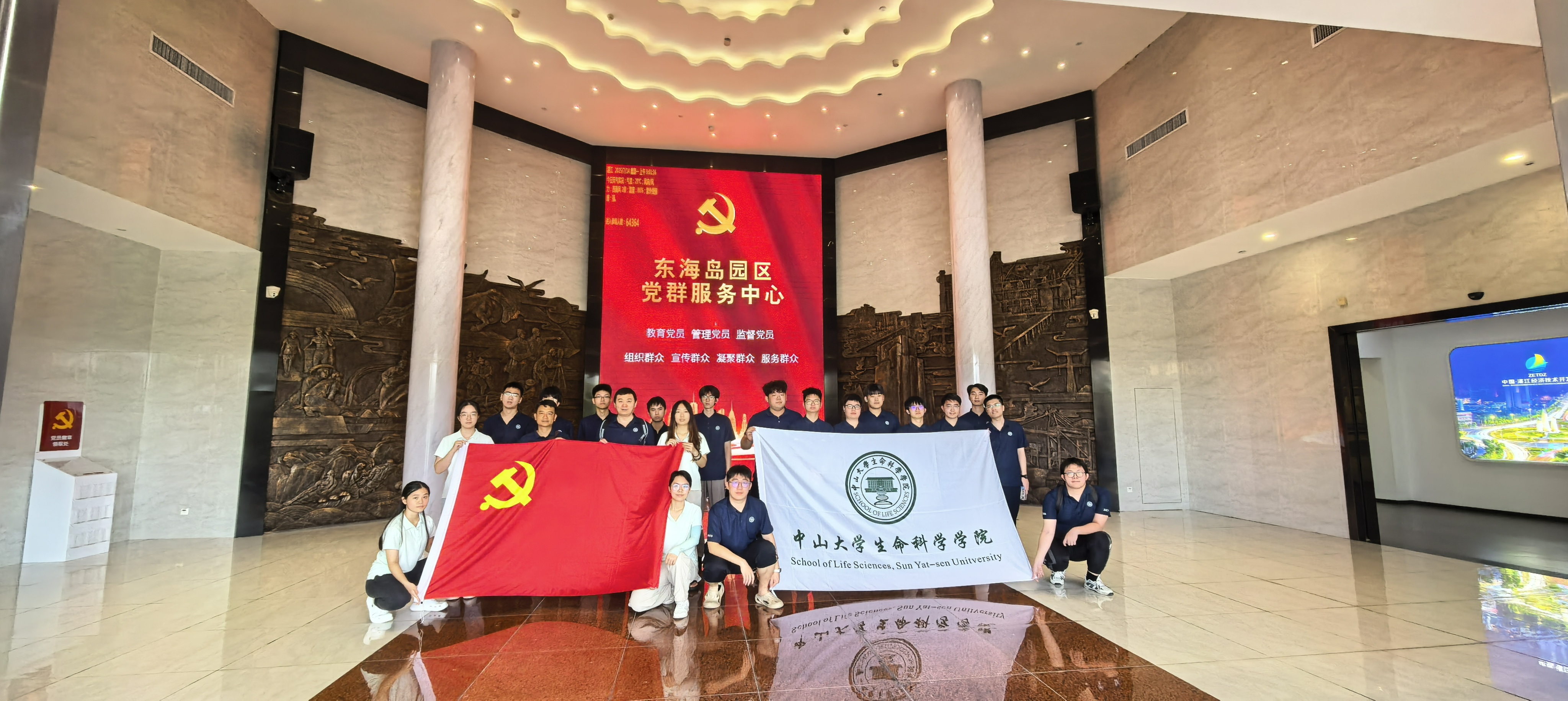 在东海岛党群服务中心接受党史教育