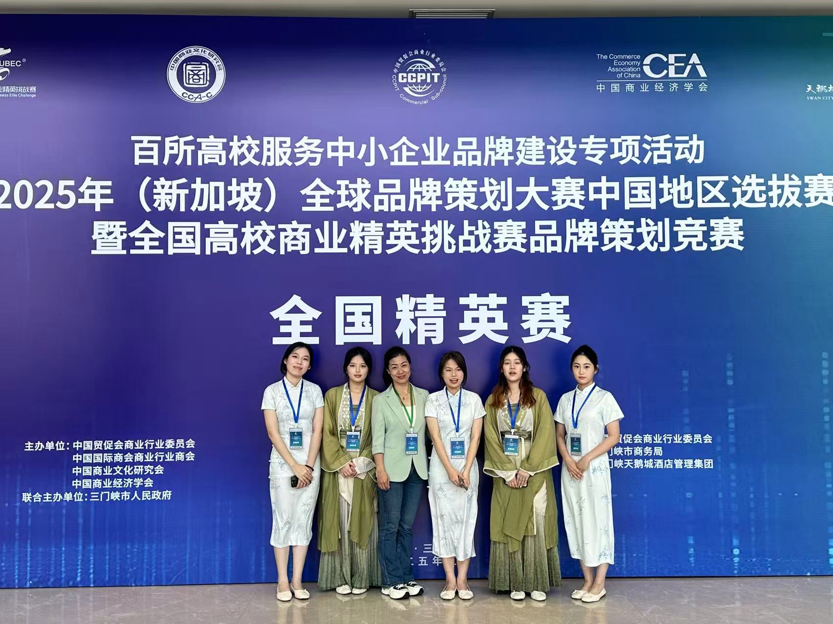 获奖师生合影 获奖师生合影