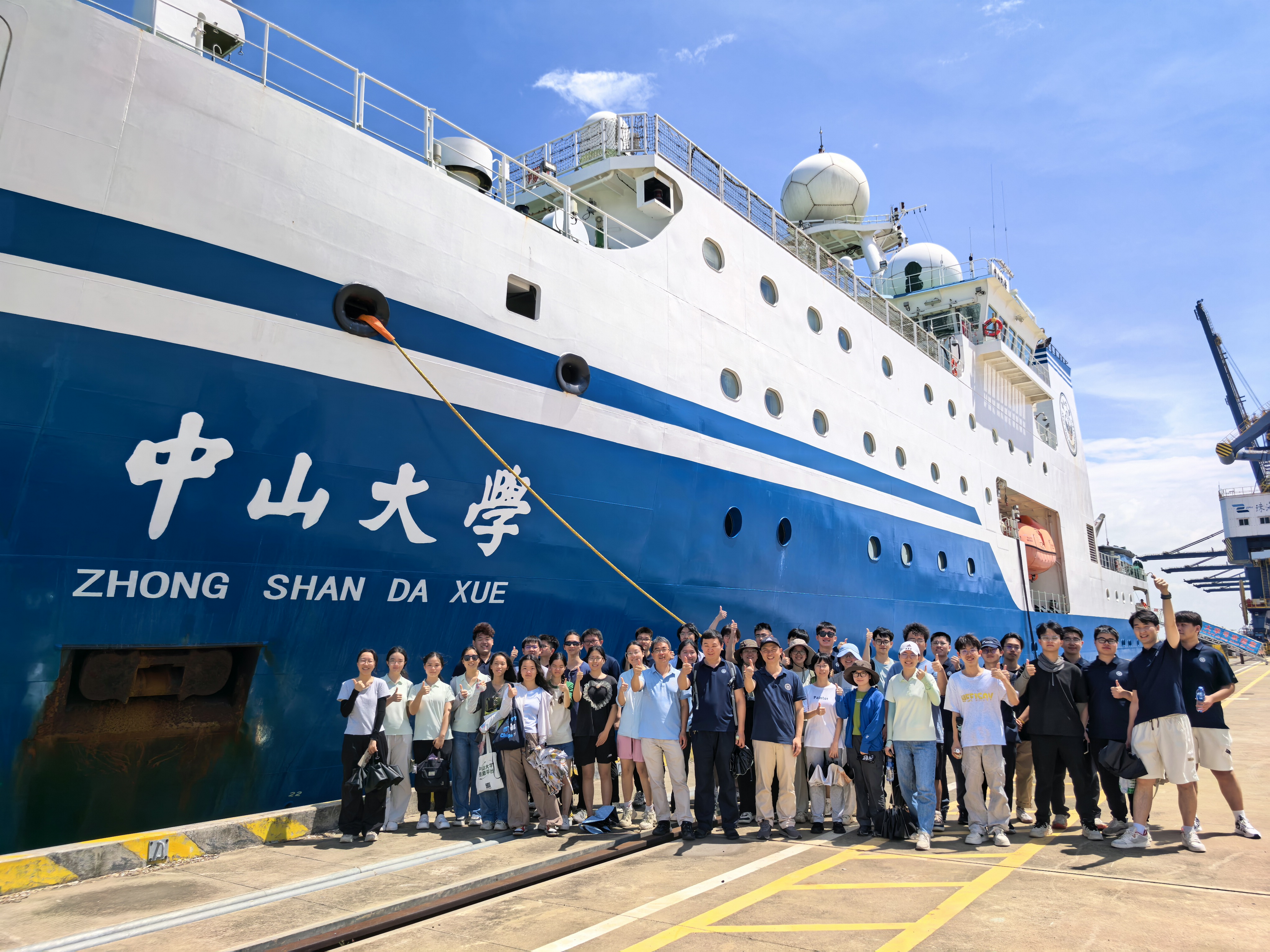 师生参观“中山大学”号海洋综合科考实习船