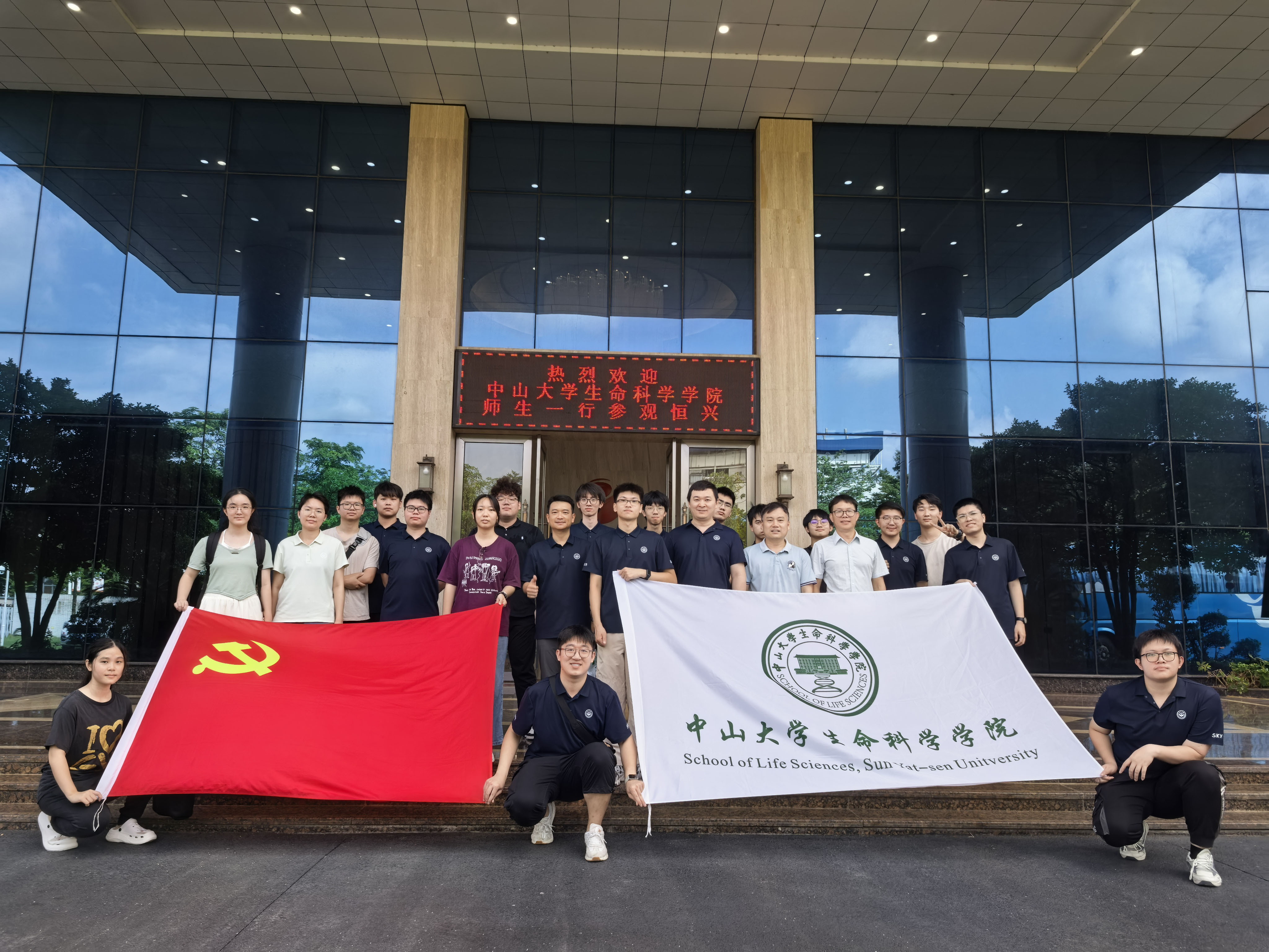 学生走进产业代表性企业现场观摩学习-1 拷贝