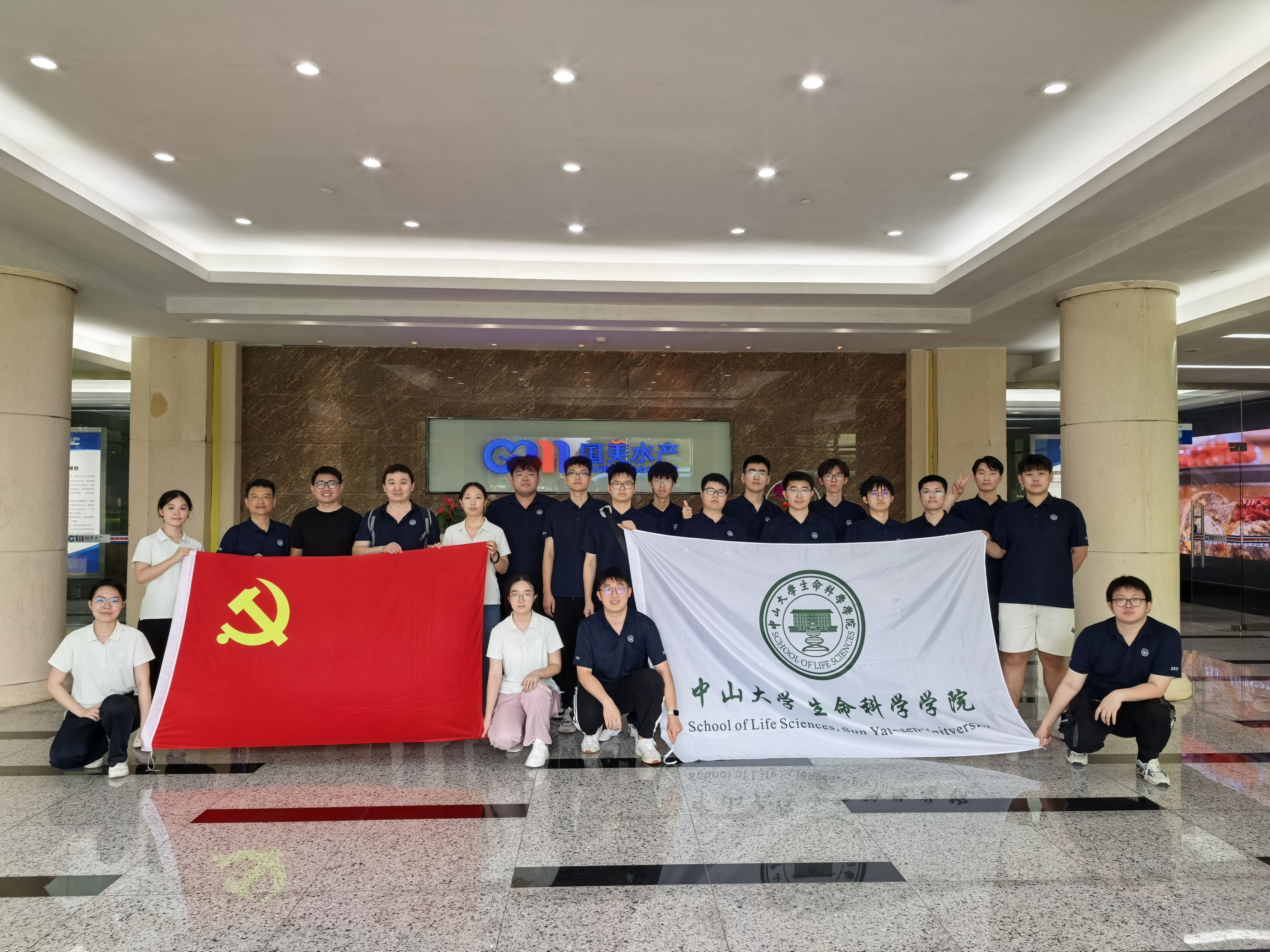 学生走进产业代表性企业现场观摩学习-2 拷贝