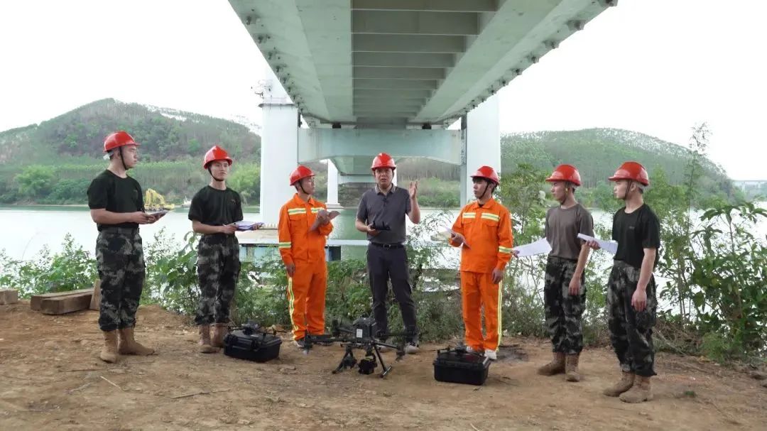 学员在大冲沟特大桥现场参加“无人机+AI”桥梁智能检测培训。