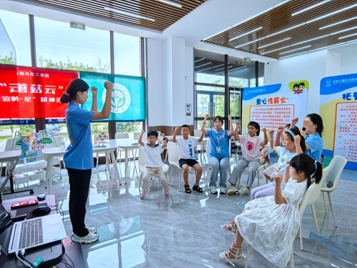 志愿者带领小朋友唱响《少年中国说》