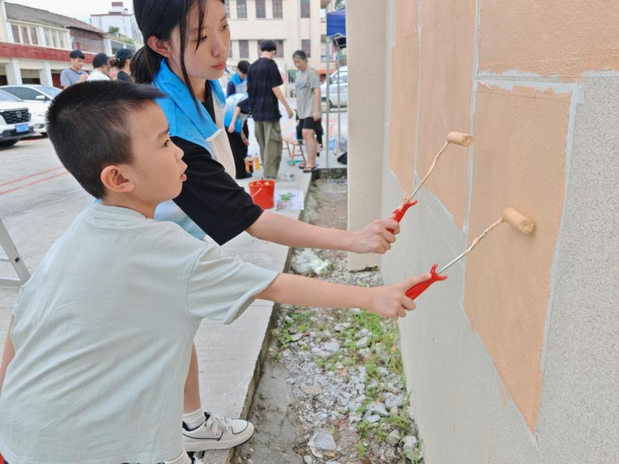 当地儿童参与墙绘创作