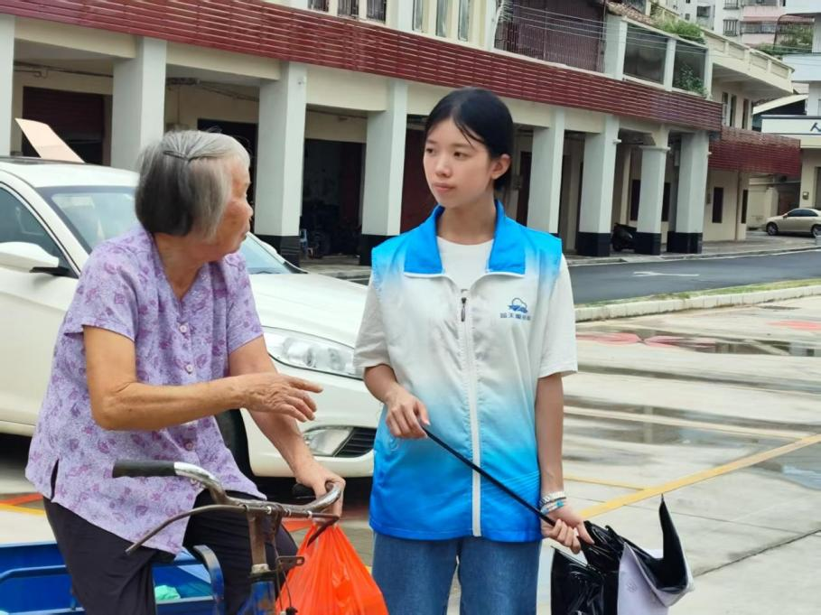 突击队成员采访当地居民