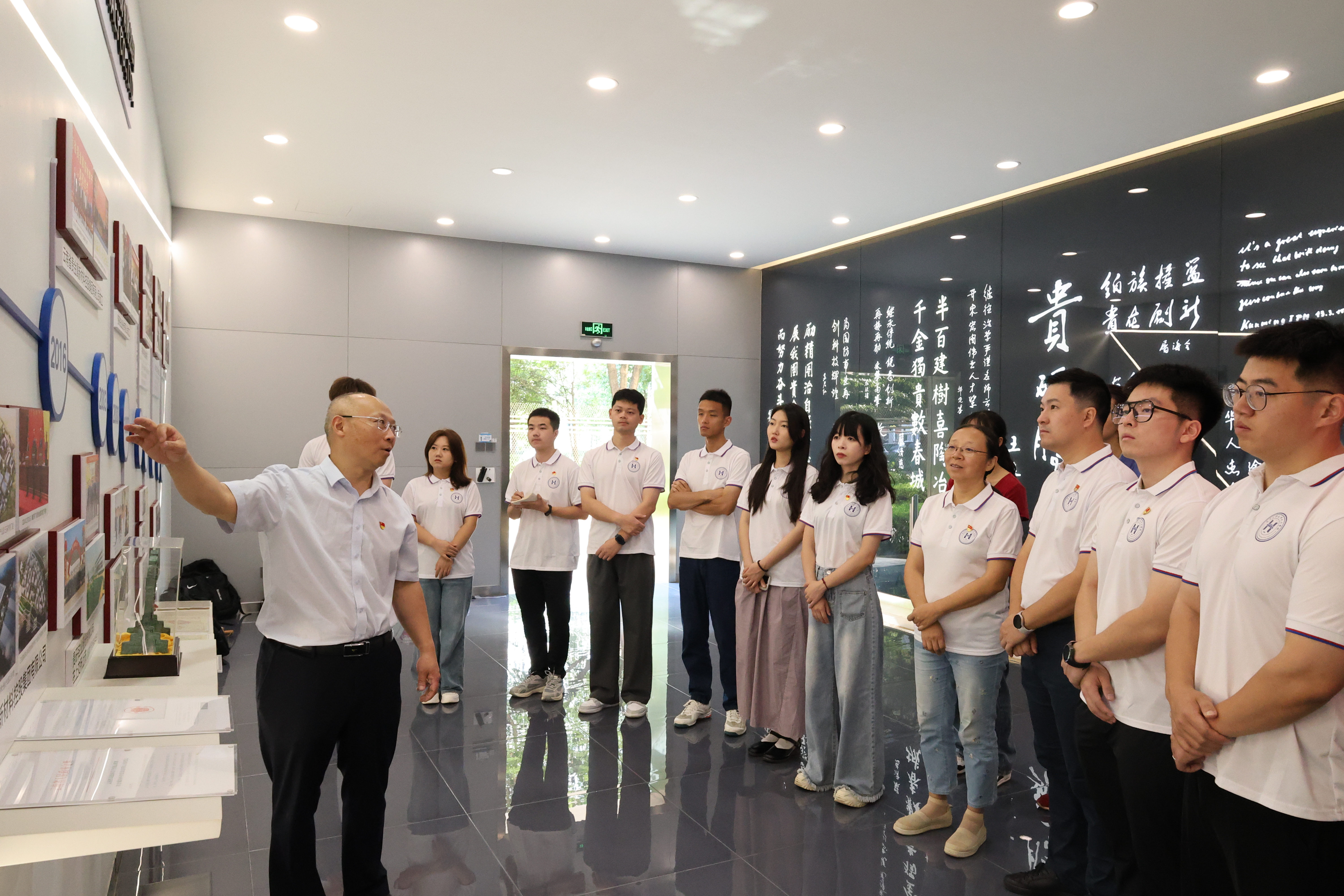 昆贵所张院长给实践队讲解