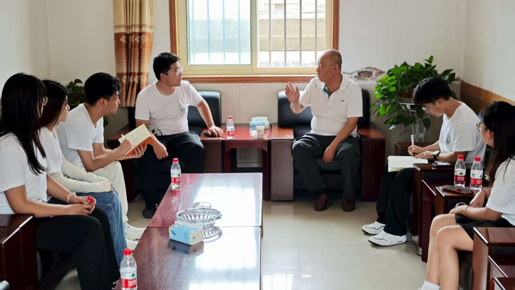 图为麦积区农业农村局蔬菜中心张主任向调研队成员介绍当地特色产业。毛子龙 供图