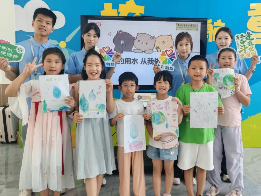 团队带领暑托班小朋友绘制节水海报