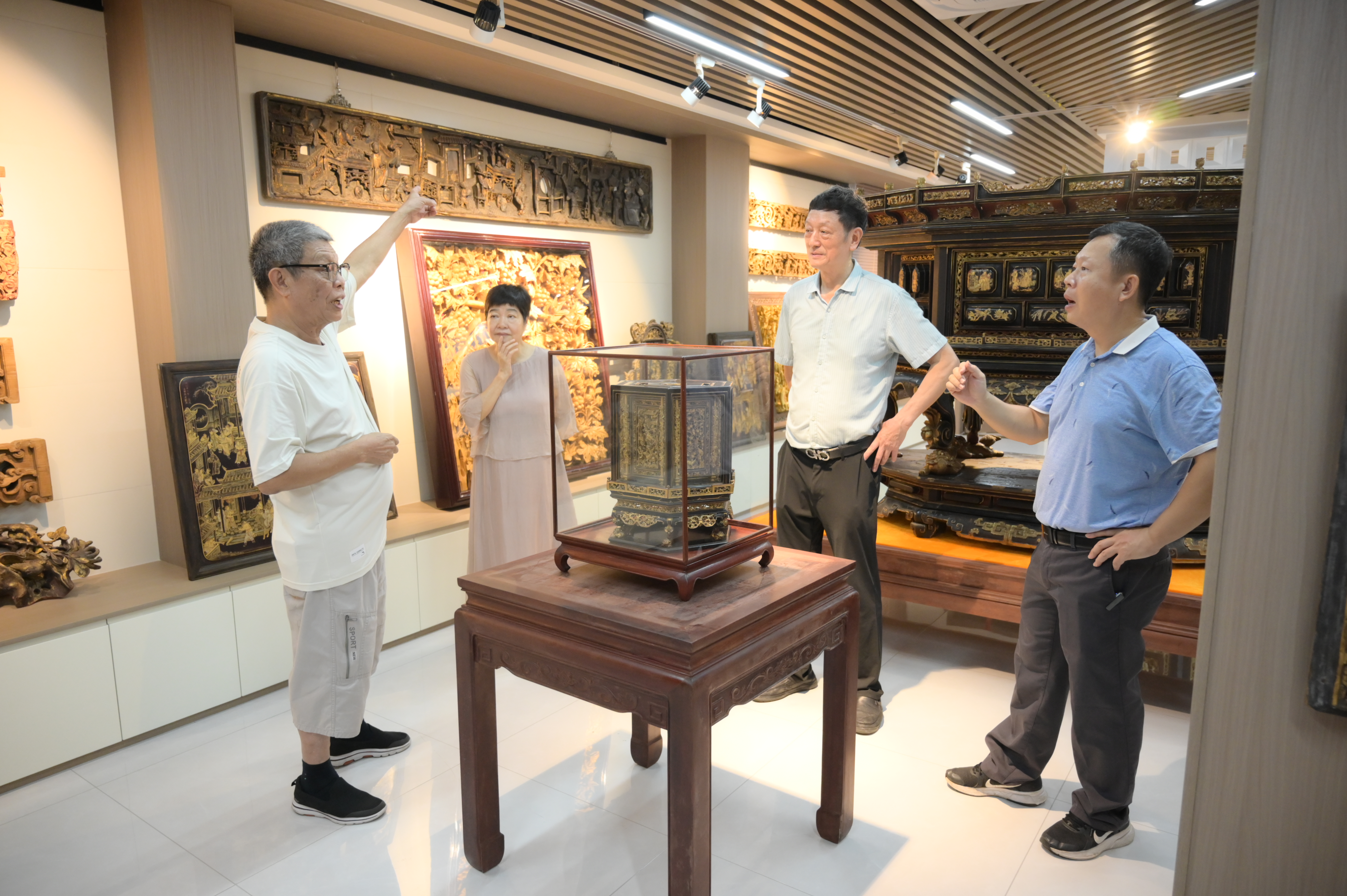 图5  国家级非遗传承人陈培臣大师对馆藏作品进行讲解
