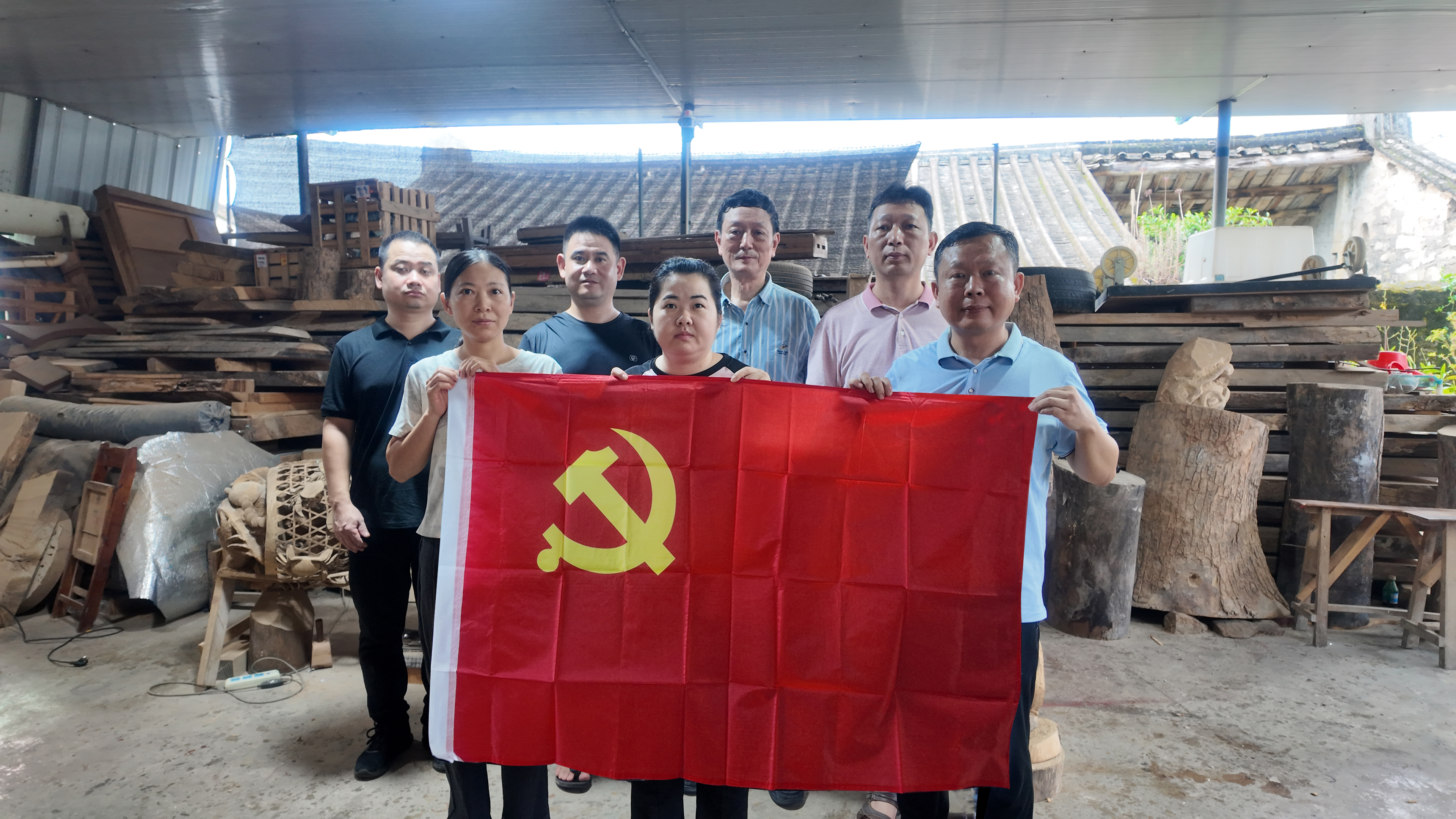 图1  调研团队成员与艺术馆艺术美术大师、传承人合影