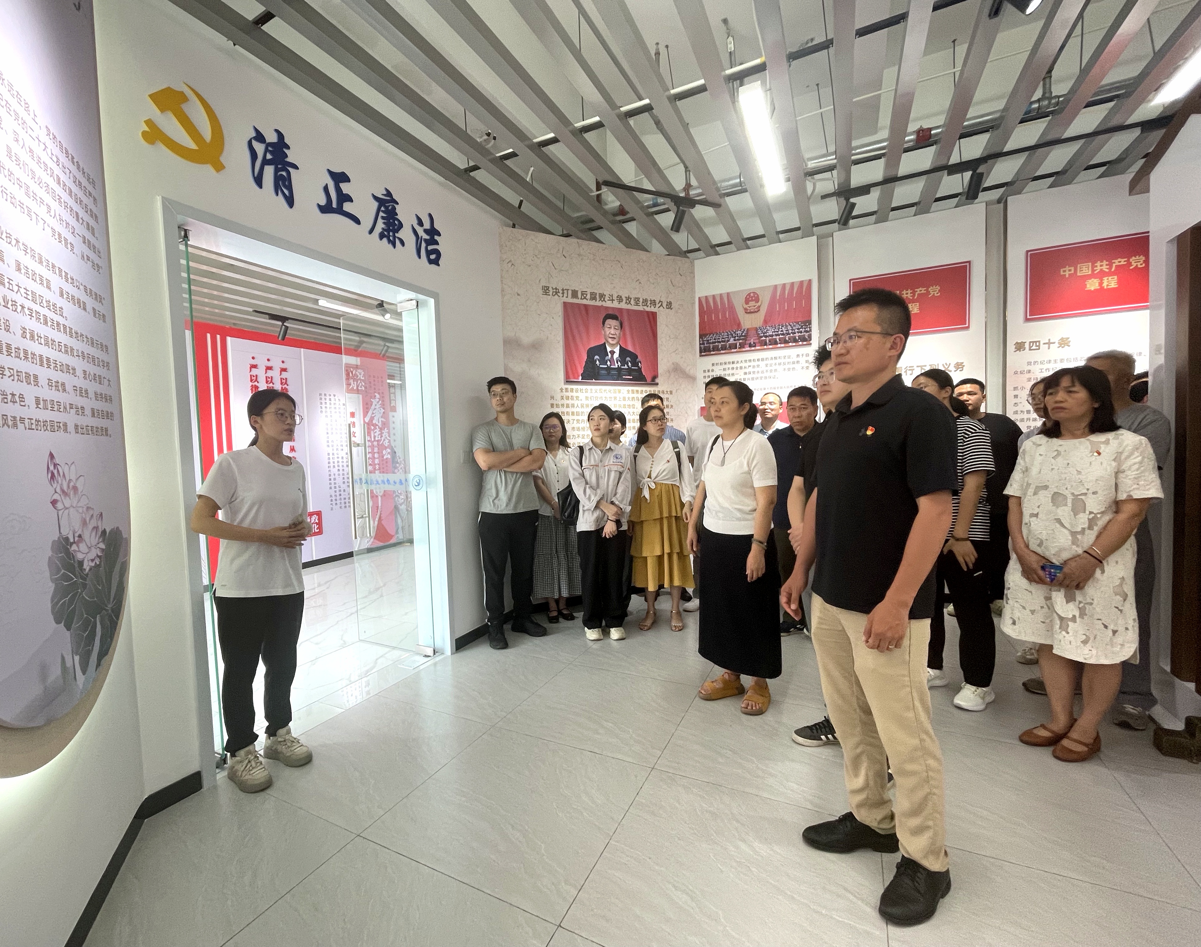 组织教工党员参观学校廉洁文化基地