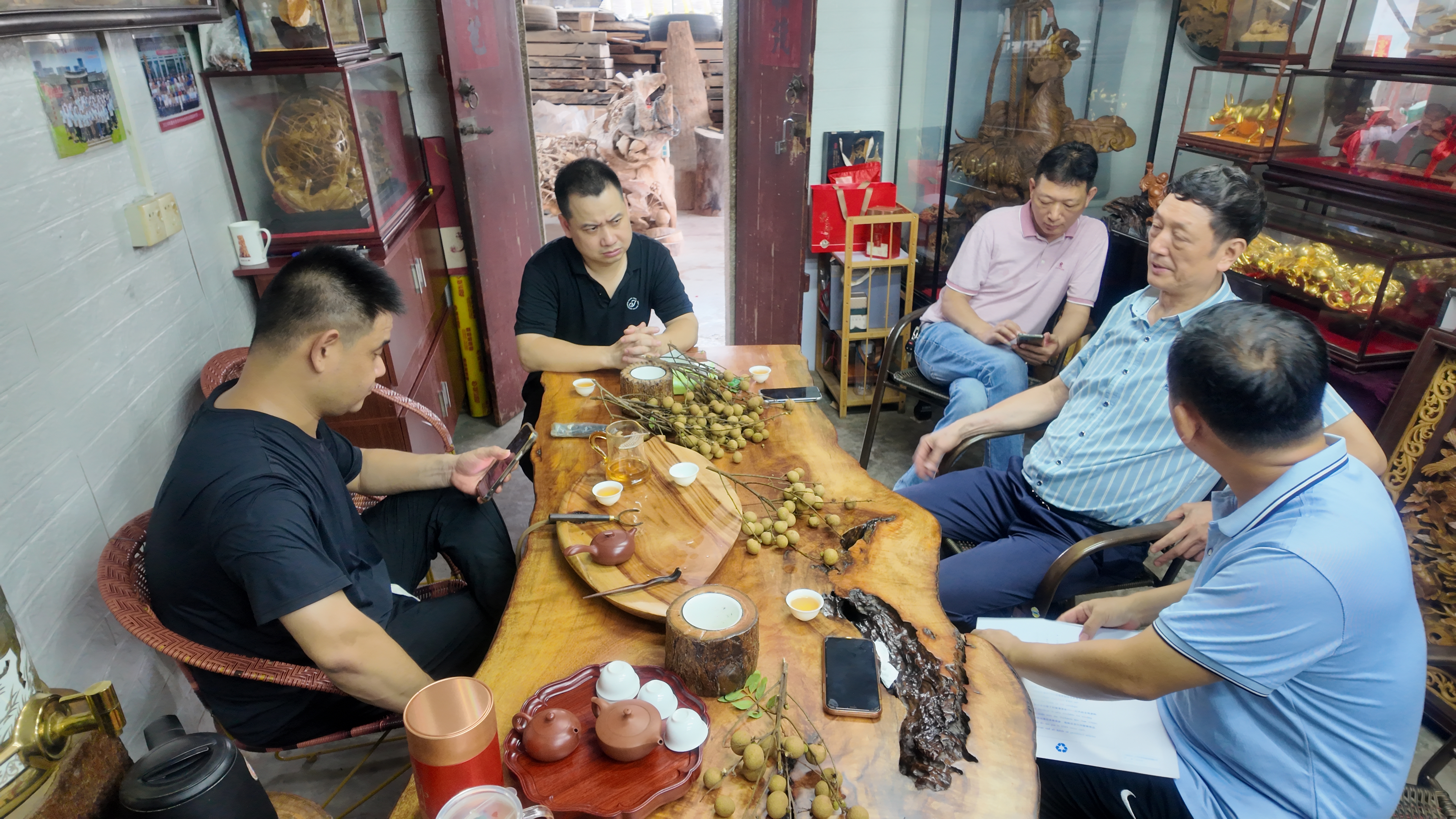 图2与莲典远木雕艺术馆陈树典、陈树远高级工艺美术师进行交流