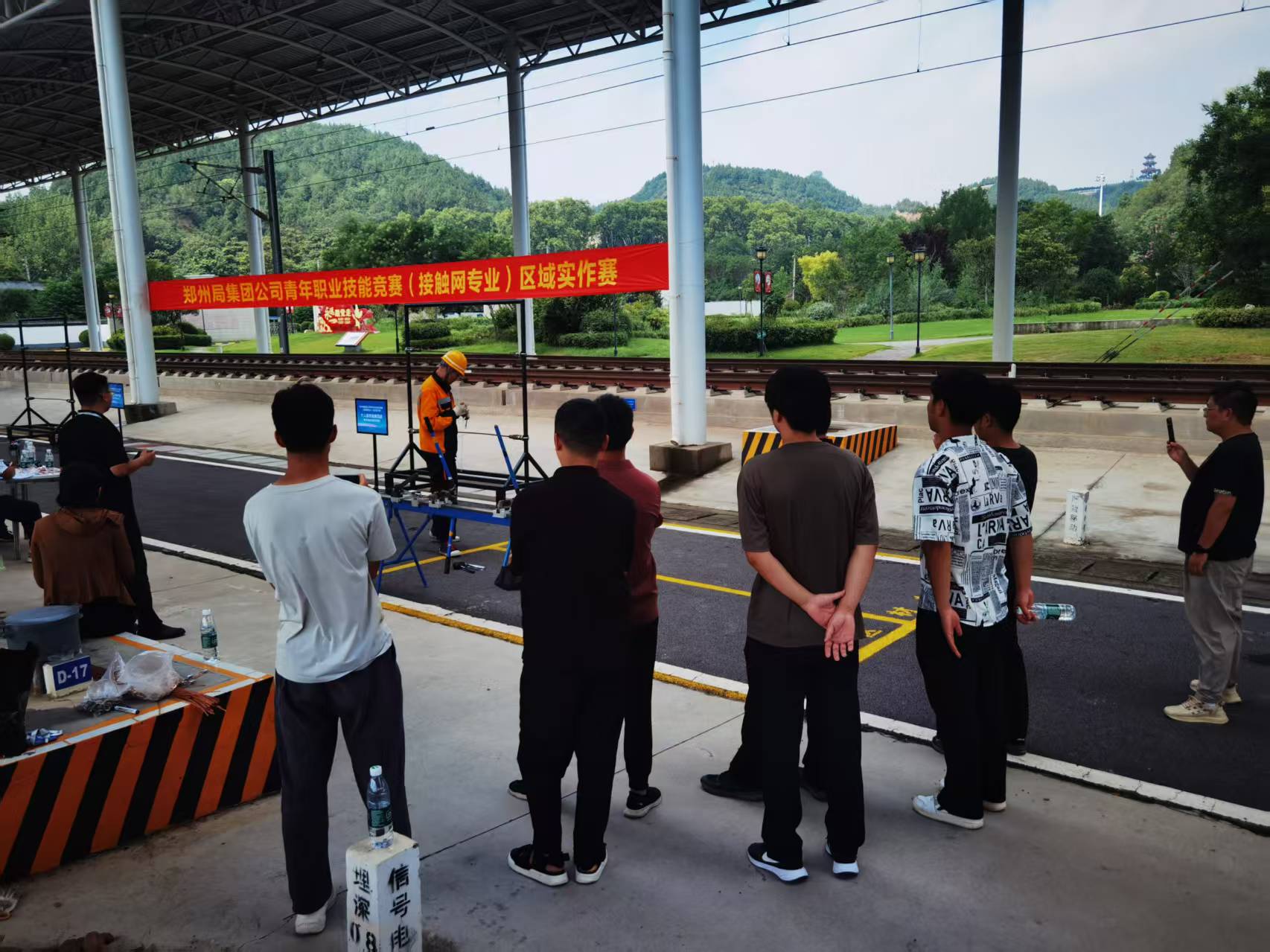 观摩铁路职工竞赛