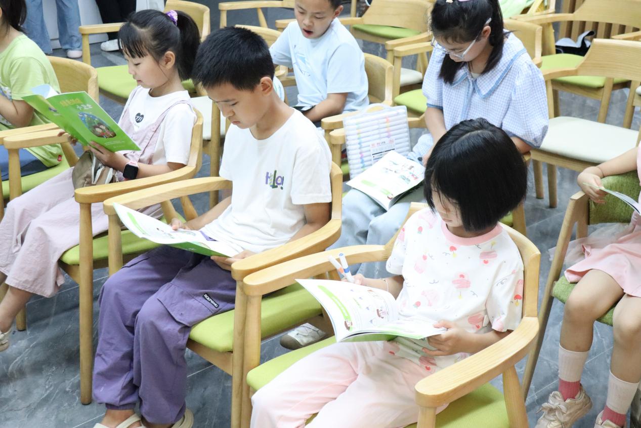 图为小朋友阅读节水宣传资料 图为小朋友阅读节水宣传资料