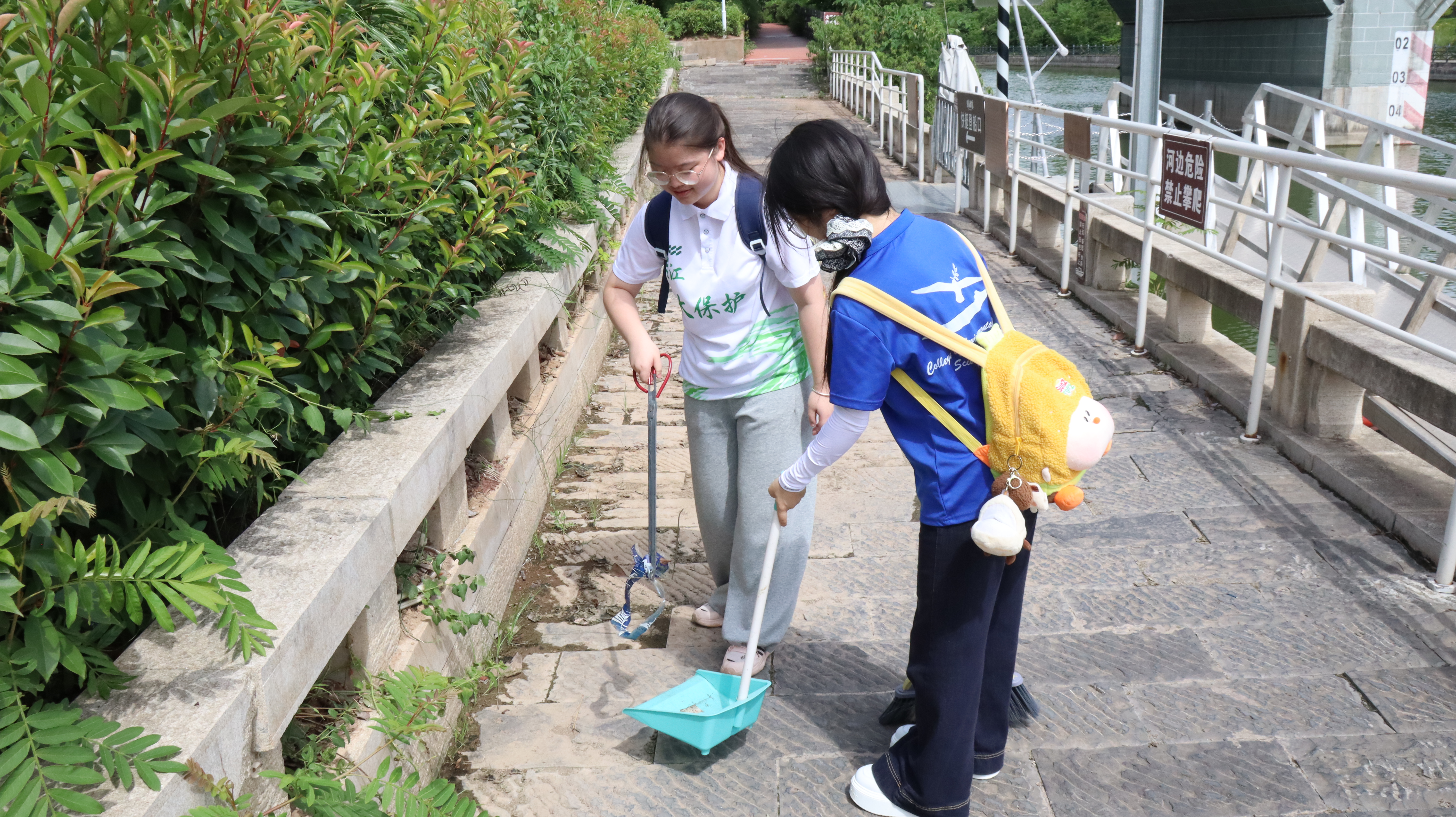 图为队员们在恩阳古镇恩阳河段进行河道清理 图为队员们在恩阳古镇恩阳河段进行河道清理