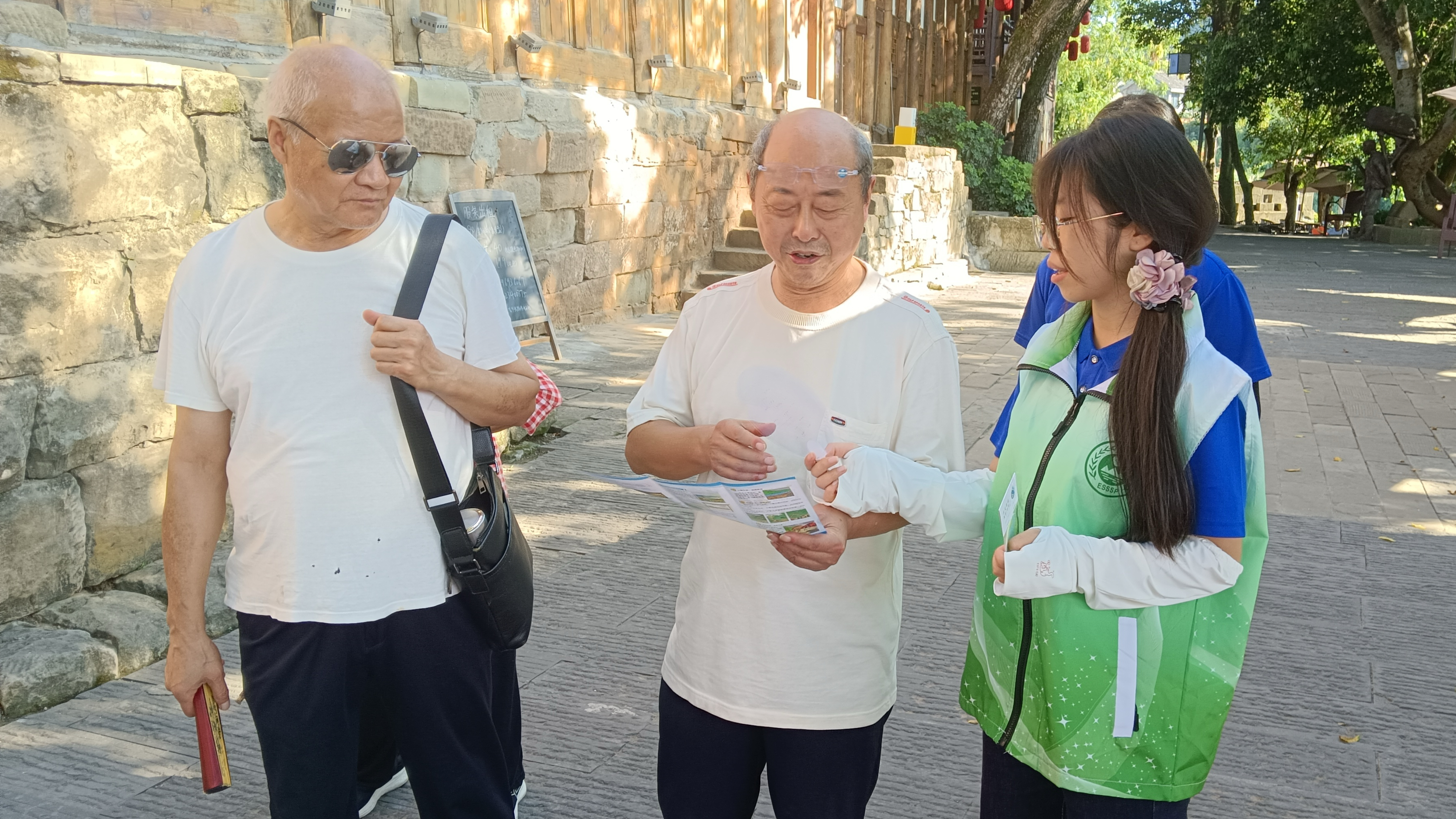 图为队员为游客发放小礼品 图为队员为游客发放小礼品