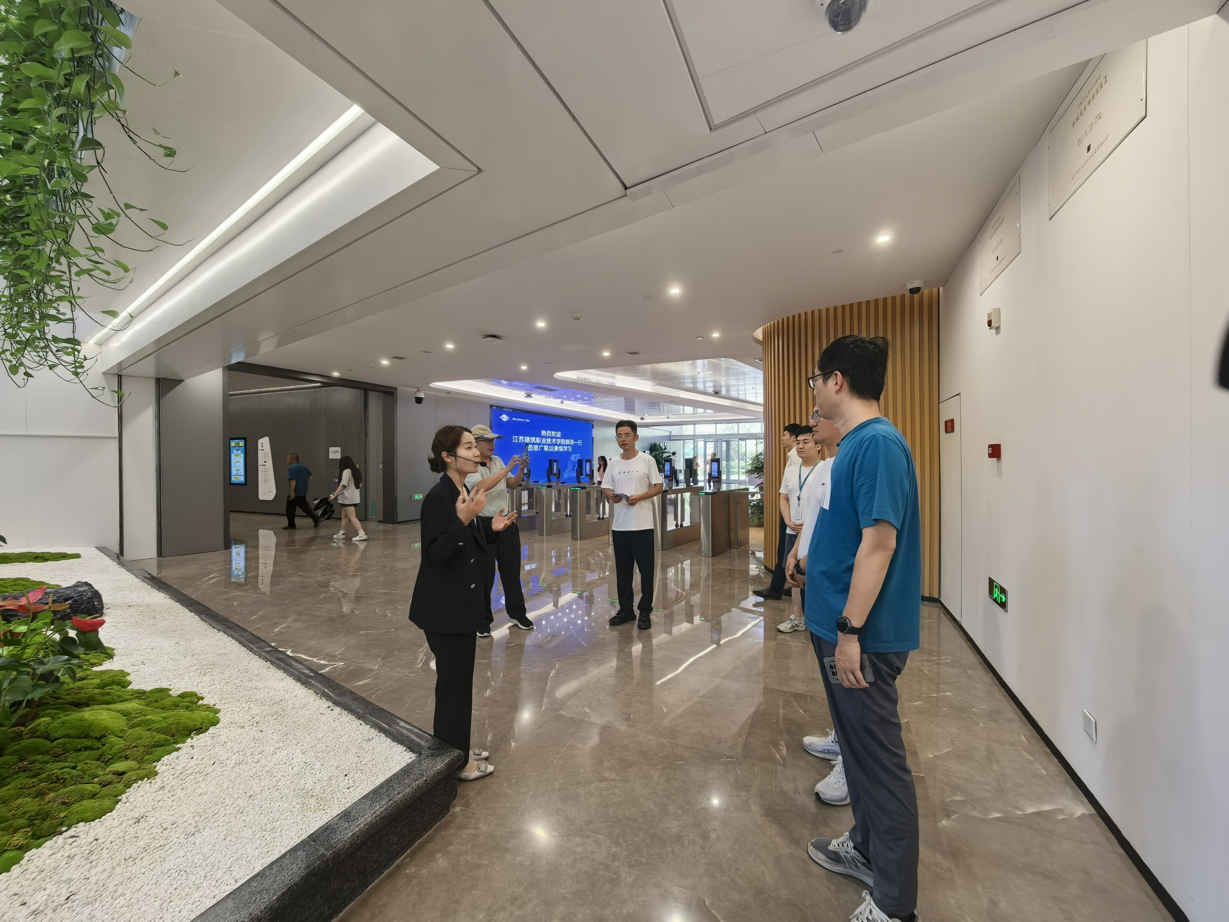 1f329715-63c4-49a4-9d35-c8fc256e71ae 1f329715-63c4-49a4-9d35-c8fc256e71ae