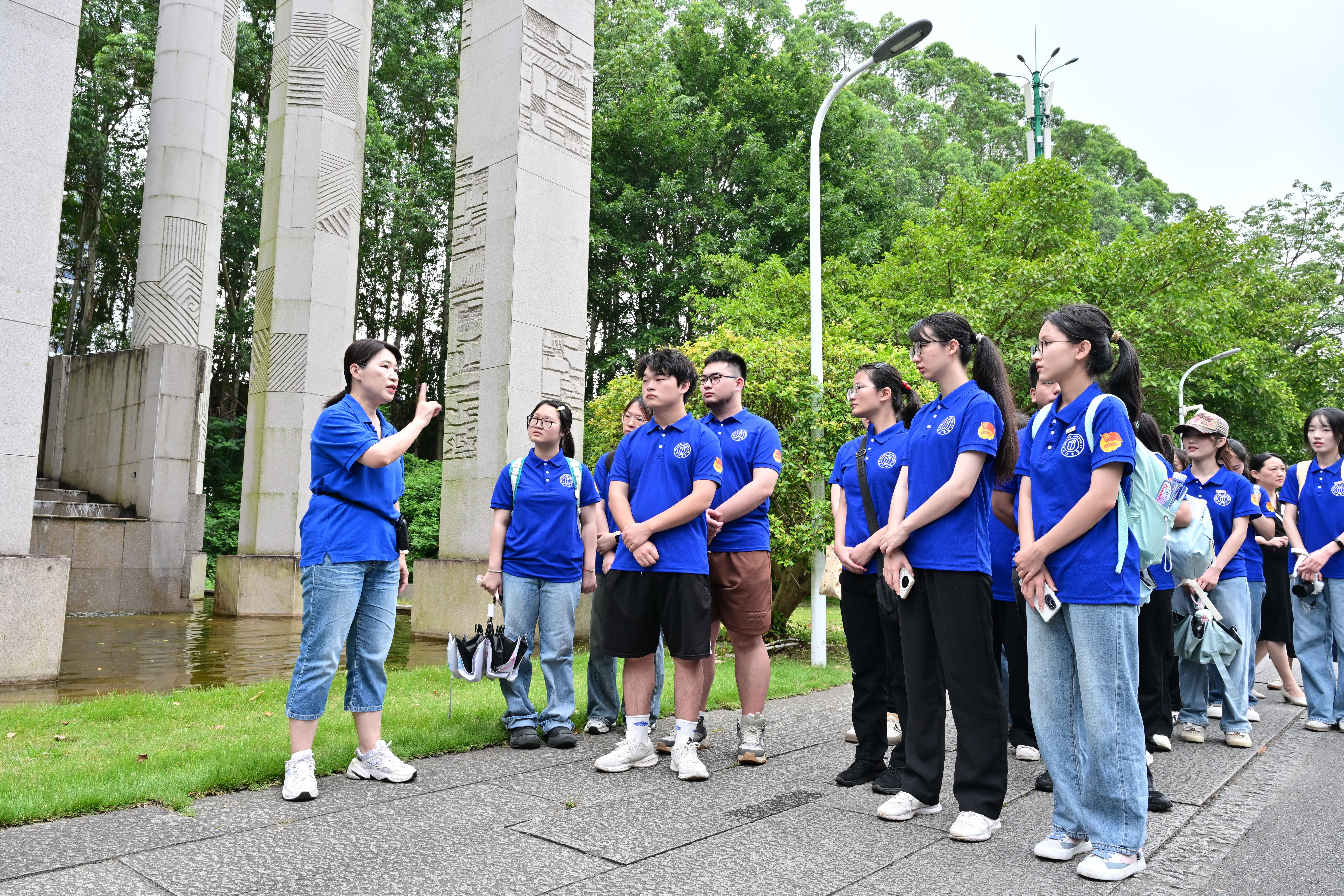 校党委副书记任涛以现场教学方式为研习营学员解读校园文化密码