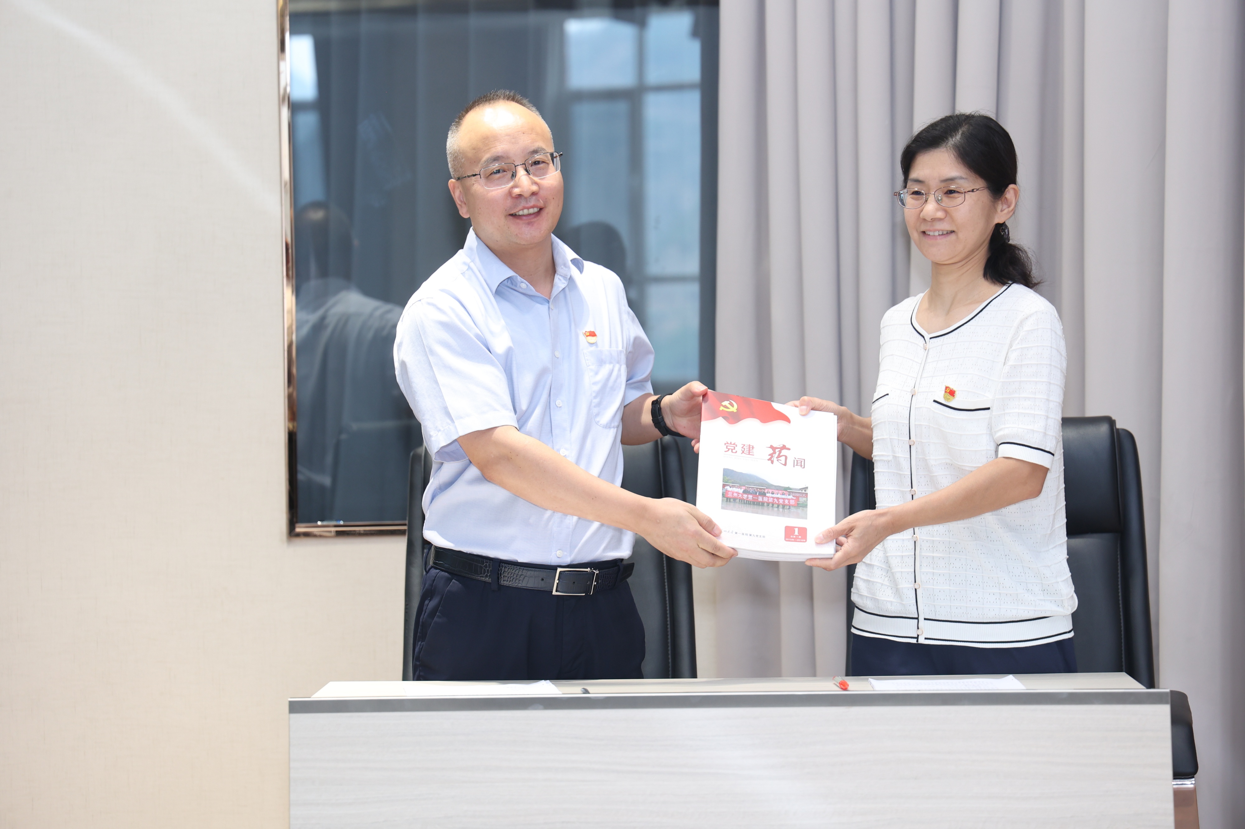兰州大学第一医院药剂科党支部与西安交通大学附属第一医院药学部党总支签订《党建结对共建协议书》2