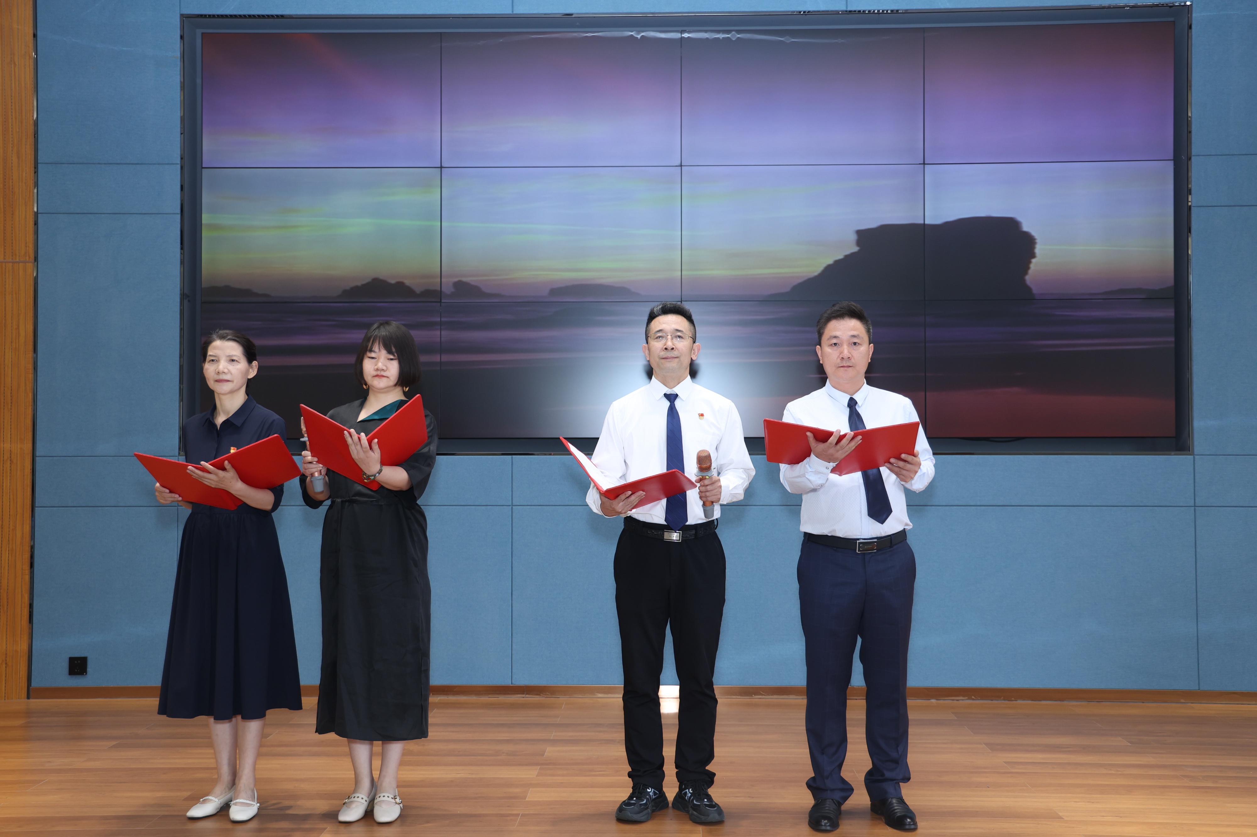 支部党员朗诵《党旗颂》