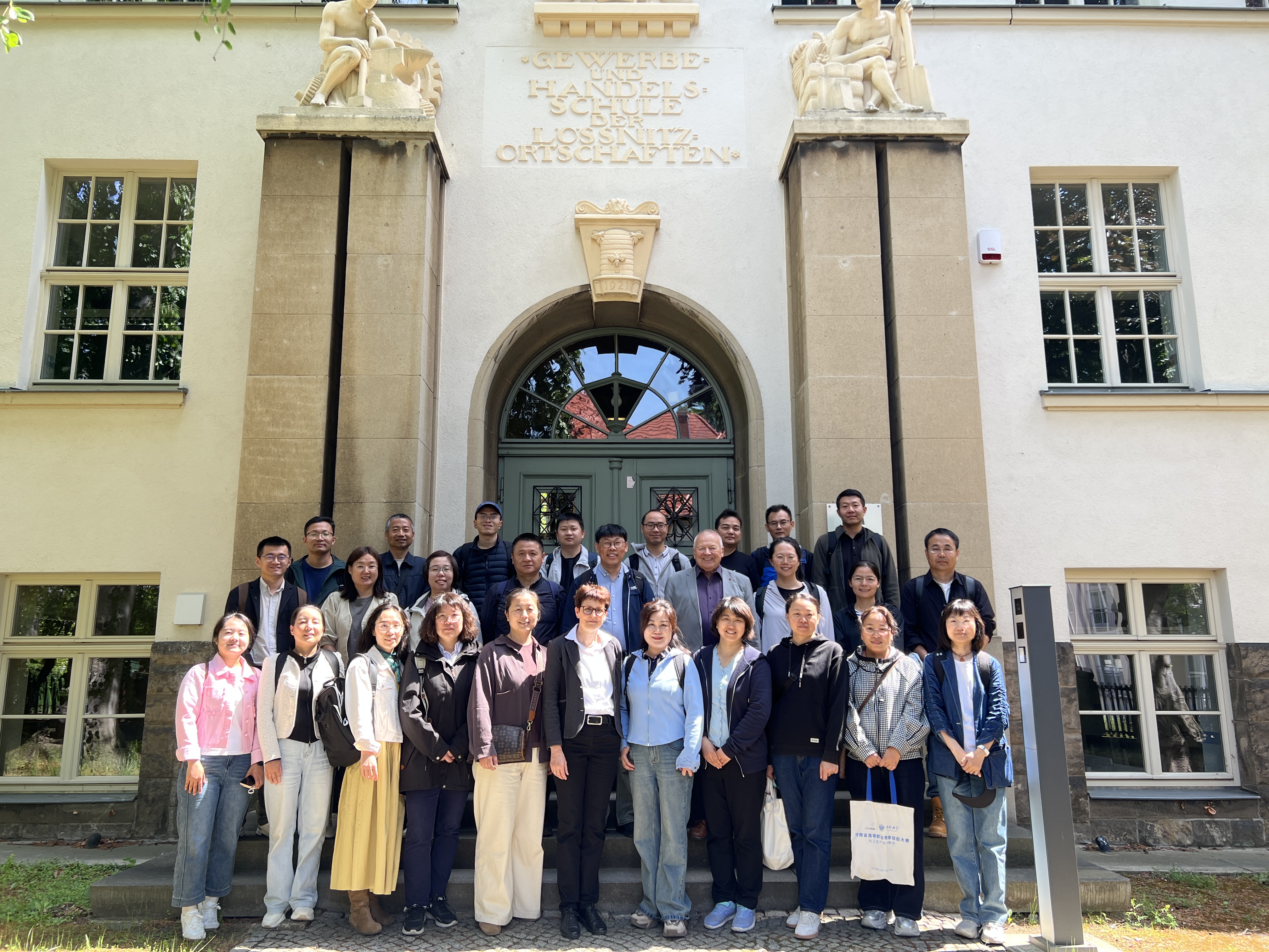 IMG_20250521合影 (3) IMG_20250521合影 (3)