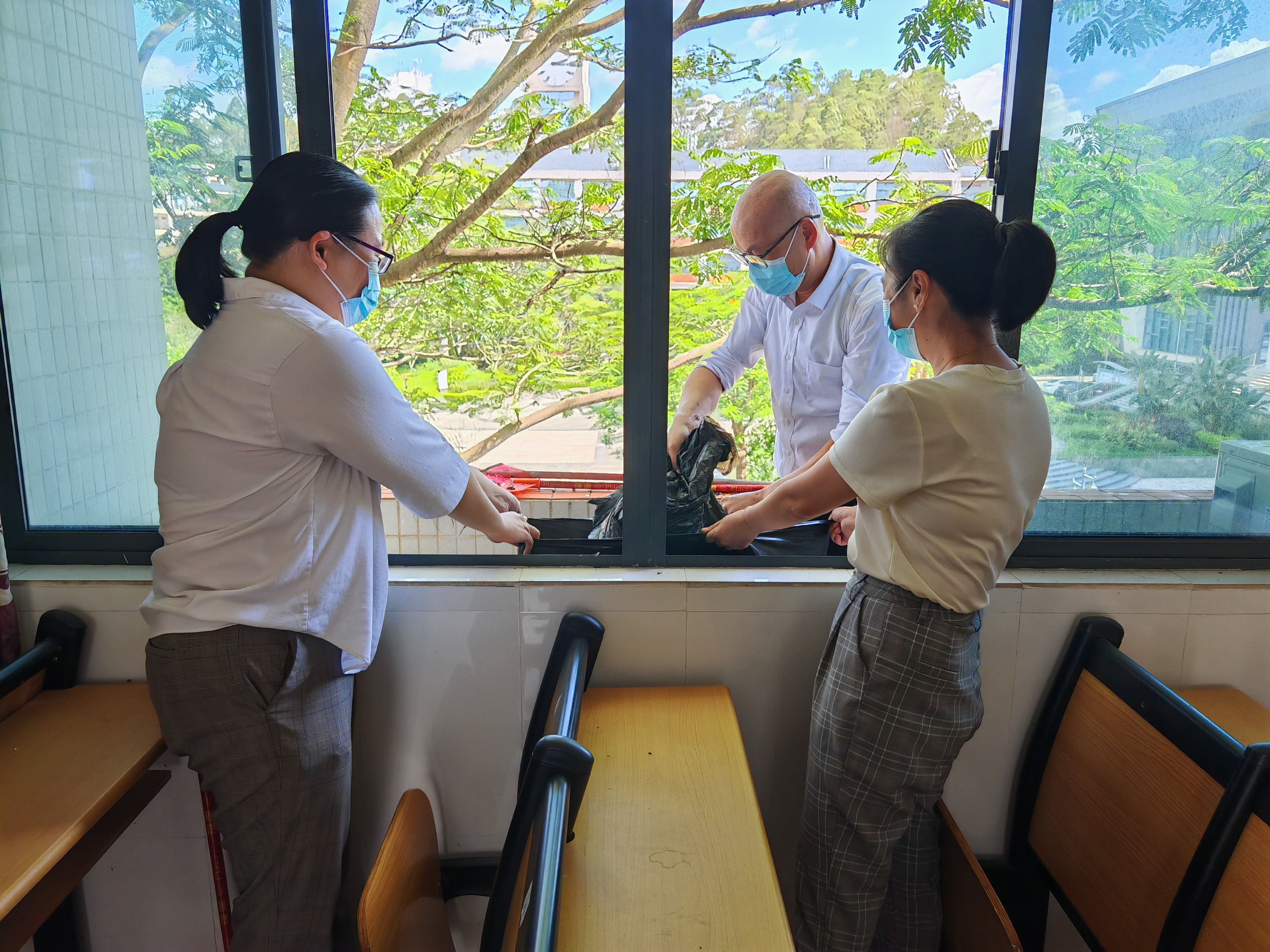 清理易积水容器,实现卫生死角“零遗漏” 清理易积水容器,实现卫生死角“零遗漏”